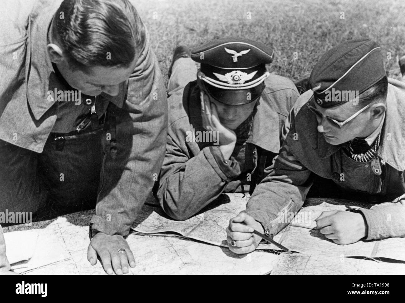 Officers of the Luftwaffe discuss Luftwaffe deployments before the beginning of the Battle of France on May 10, 1940. The Luftwaffe succeeded in destroying the majority of the French air force on the ground already on the first day of the Battle of France. Photo: war correspondent Spieth. Stock Photo