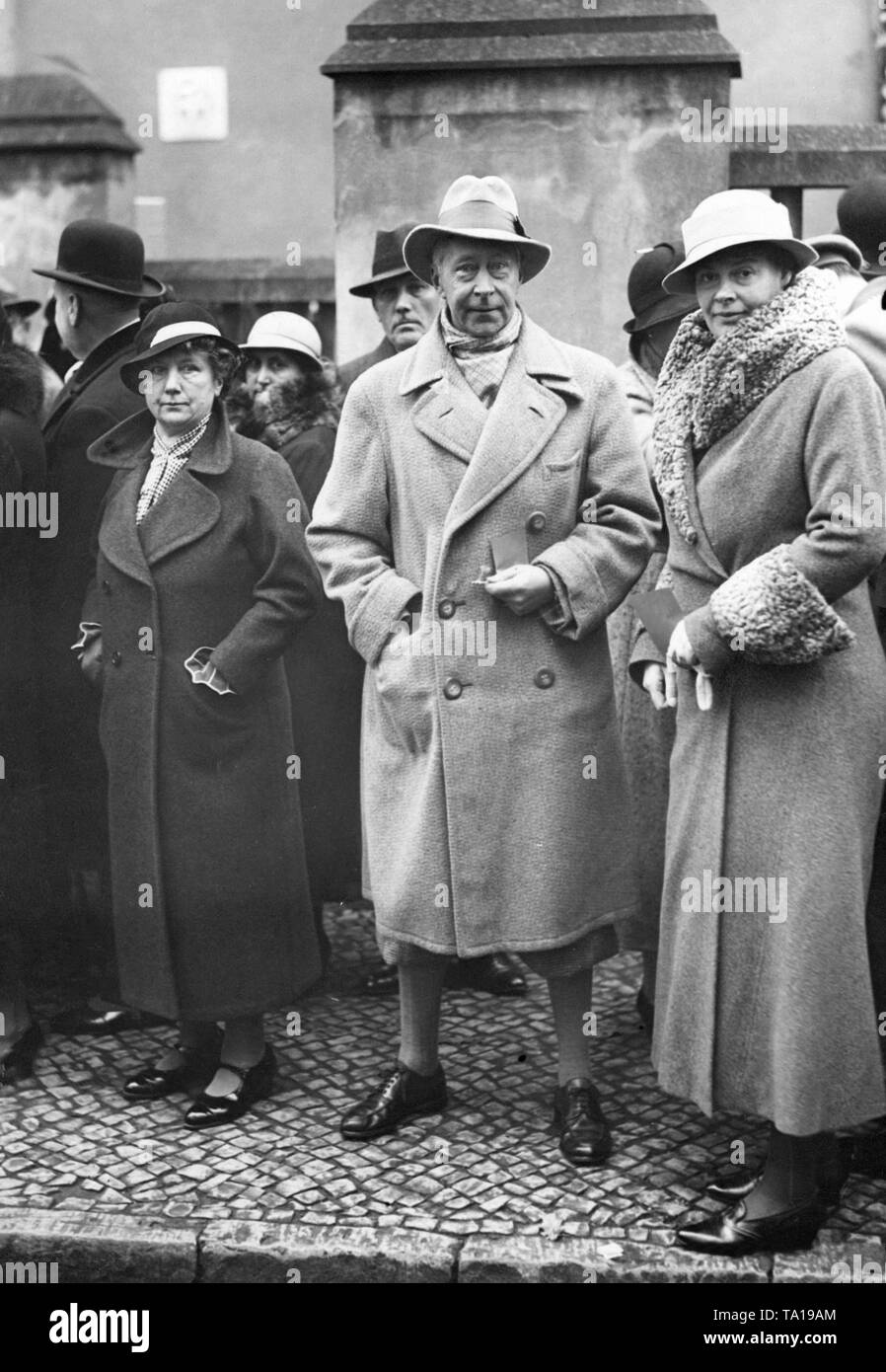Crown Prince Wilhelm of Prussia (mi.) and Crown Princess Cecilie (right) in front of their polling station in the Mirbachstrasse 1 in Potsdam. Stock Photo