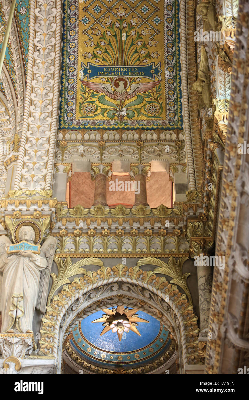 Créature ailée au sommet des colonnes. Crypte. Basilique Notre-Dame de Fourvière. Lyon. Winged creature atop the columns. Crypt. Stock Photo