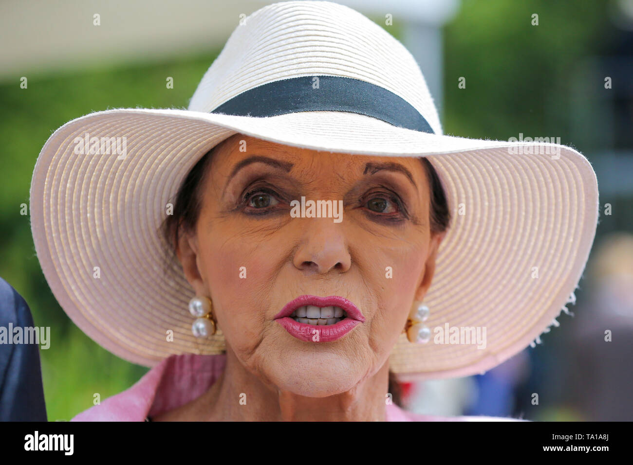 Joan Collins seen during the Chelsea Flower Show. The Royal Horticultural Society Chelsea Flower Show is an annual garden show over five days in the grounds of the Royal Hospital Chelsea in West London. The show is open to the public from 21 May until 25 May 2019. Stock Photo
