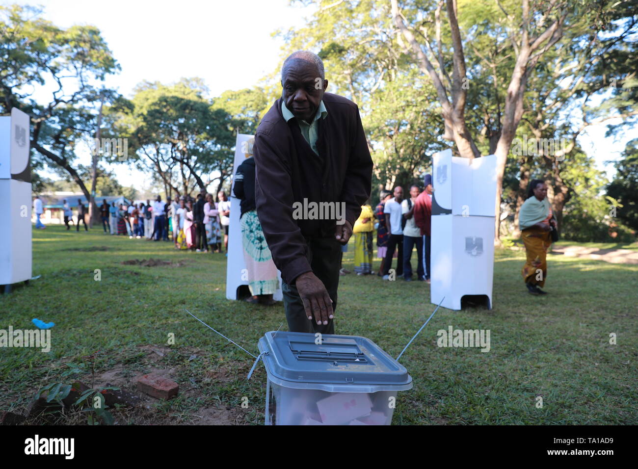 Blantyre, Malawi. 21st May, 2019. A voter casts his ballot at Blantyre Secondary School Polling Station in Blantyre, Malawi, May 21, 2019. Malawians across the country on Tuesday queued up to cast ballots that will determine which party is to rule the country in the next five years. Credit: Peng Lijun/Xinhua/Alamy Live News Stock Photo