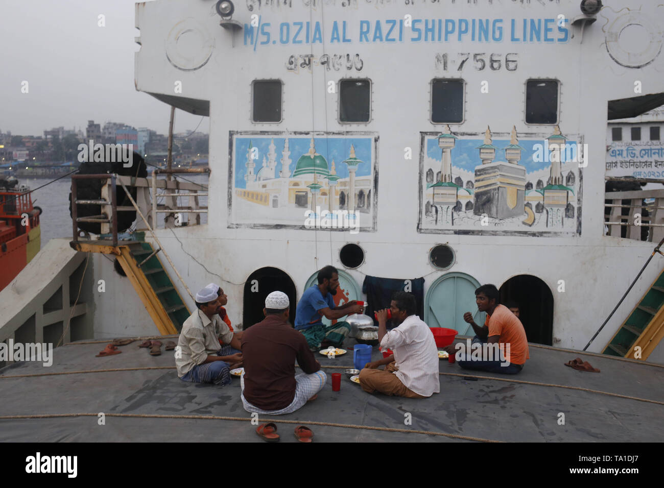 Dhaka, bangladesh. 21st May, 2019. Dockyard workers do Iftar on the roof of a ship at Keranigang Dockyard. The Iftar - the meal eaten by Muslims at sunset to break their daily fast during Ramadan. Credit: MD Mehedi Hasan/ZUMA Wire/Alamy Live News Stock Photo