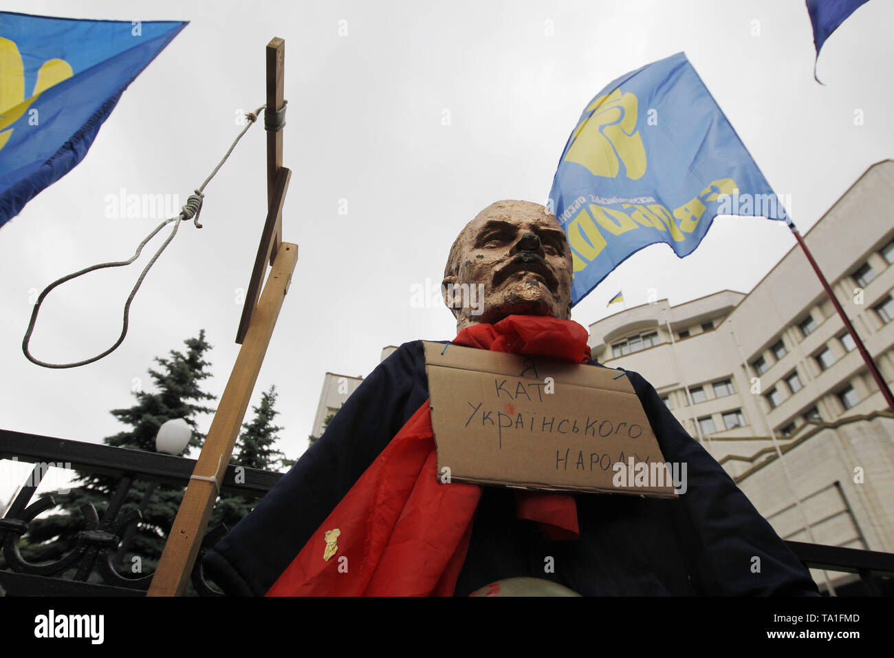 Kiev, Ukraine. 21st May, 2019. A gallows and a sculpture of the Soviet leader Vladimir Lenin with a placard  saying I am the executioner of the Ukrainian people is seen hanging on a fence of the Constitutional Court during the protest..Protesters stand against appeals of 46 Ukrainian lawmakers who appealed to the court to review the constitutionality of the law about decommunization. The law on decommunization was voted by the Ukrainian Parliament in April 2015, condemning communist and Nazi totalitarian regimes, banning their propaganda and symbolism. Credit: ZUMA Press, Inc./Alamy Live News Stock Photo