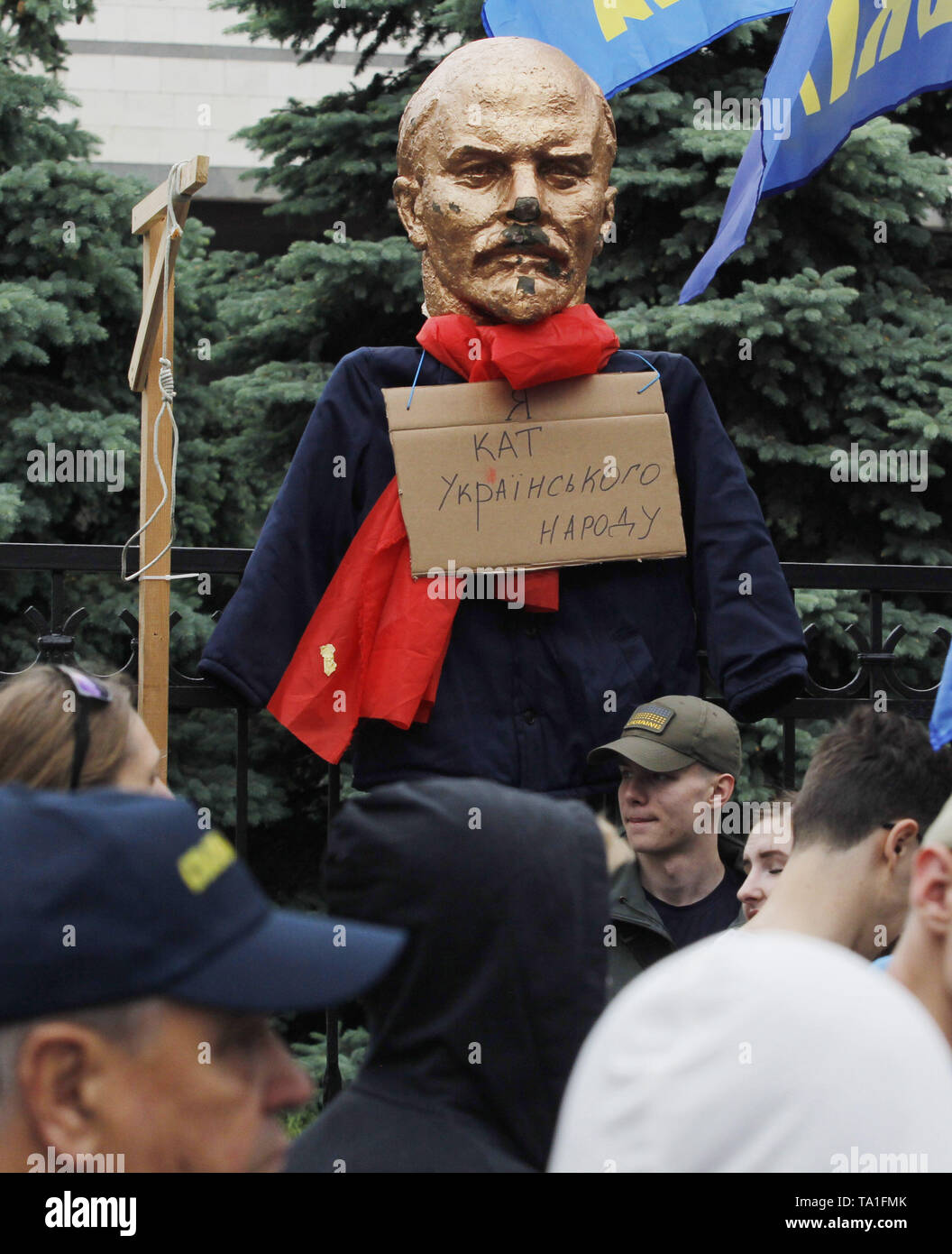 Kiev, Ukraine. 21st May, 2019. A gallows and a sculpture of the Soviet leader Vladimir Lenin with a placard  saying I am the executioner of the Ukrainian people is seen hanging on a fence of the Constitutional Court during the protest..Protesters stand against appeals of 46 Ukrainian lawmakers who appealed to the court to review the constitutionality of the law about decommunization. The law on decommunization was voted by the Ukrainian Parliament in April 2015, condemning communist and Nazi totalitarian regimes, banning their propaganda and symbolism. Credit: ZUMA Press, Inc./Alamy Live News Stock Photo