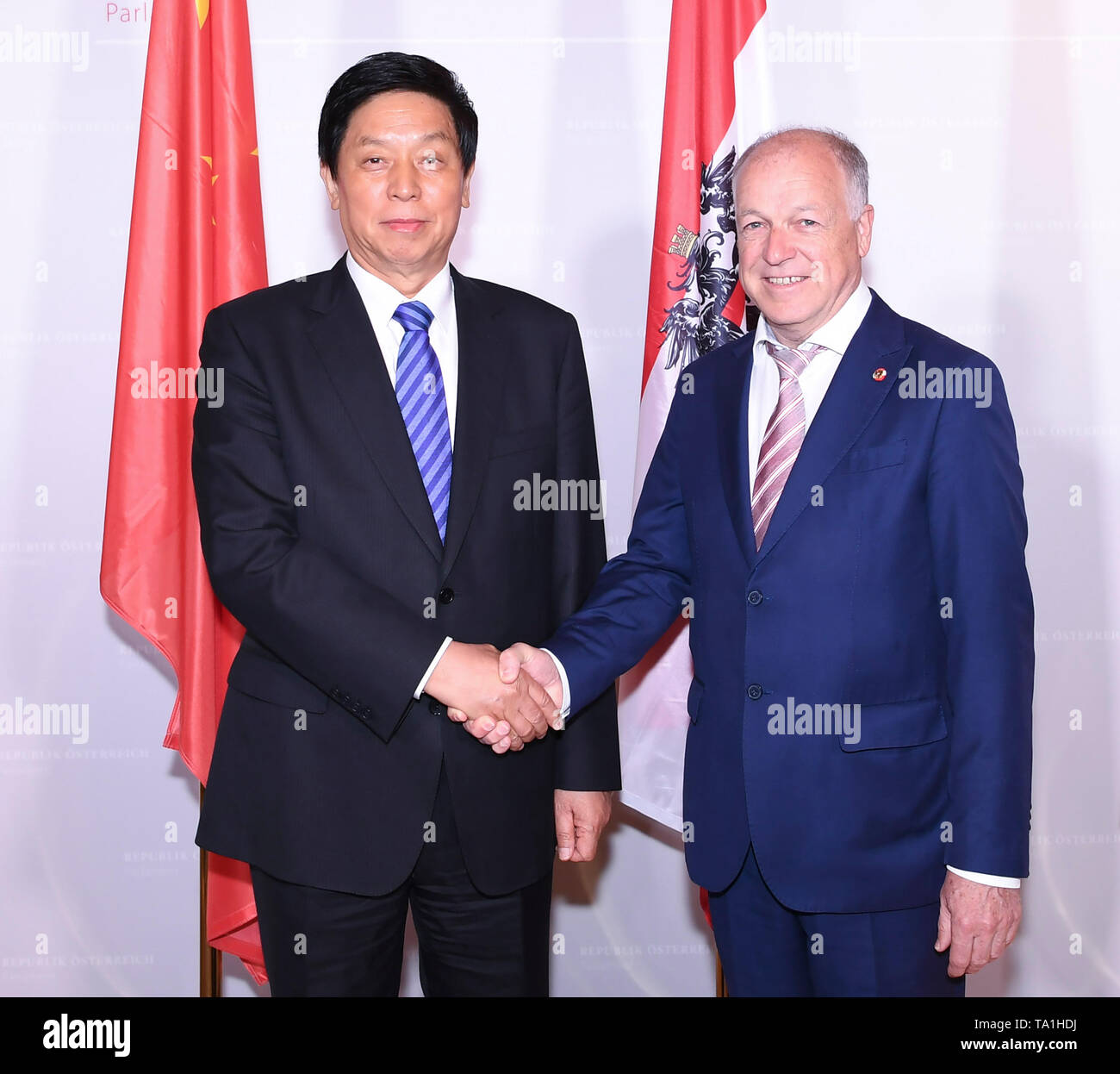 Vienna, Austria. 21st May, 2019. Li Zhanshu (L), chairman of the Standing Committee of the National People's Congress (NPC), meets with Federal Council President Ingo Appe in Vienna, Austria, on May 21, 2019. China's top legislator Li Zhanshu paid an official friendly visit from May 18 to 21 to Austria, where he met with Austrian leaders on promoting bilateral ties and expressed China's stance on upholding multilateralism and free trade. Credit: Shen Hong/Xinhua/Alamy Live News Stock Photo