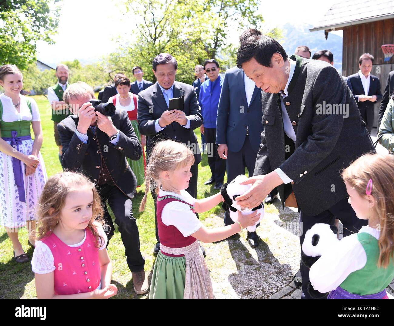 Vienna, Austria. 19th May, 2019. Li Zhanshu, chairman of the Standing Committee of the National People's Congress (NPC), visits a farm in Salzburg, Austria, on May 19, 2019. China's top legislator Li Zhanshu paid an official friendly visit from May 18 to 21 to Austria, where he met with Austrian leaders on promoting bilateral ties and expressed China's stance on upholding multilateralism and free trade. Credit: Shen Hong/Xinhua/Alamy Live News Stock Photo