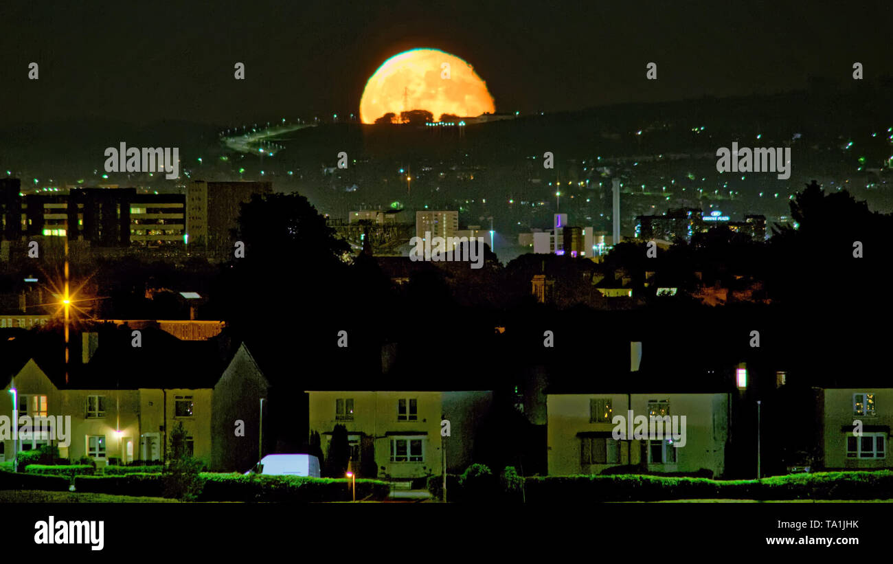Glasgow, Scotland, UK. 22nd May, 2019. UK Weather: Waning flower moon after midnight over the south east of the city visible because of clear sky after a bright sunny day that augers a cold night from lack of cloud cover. Credit: gerard ferry/Alamy Live News Stock Photo