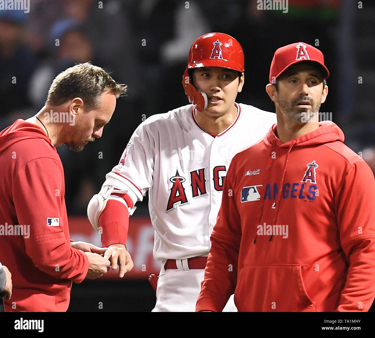 Yang Sang-moon, Ryu Jae-kuk and Park Yong-Taik, Mar 28, 2016 : South Korean  baseball team LG Twins' manager Yang Sang-moon (C), pitcher Ryu Jae-kuk (L)  and outfielder Park Yong-Taik pose during a