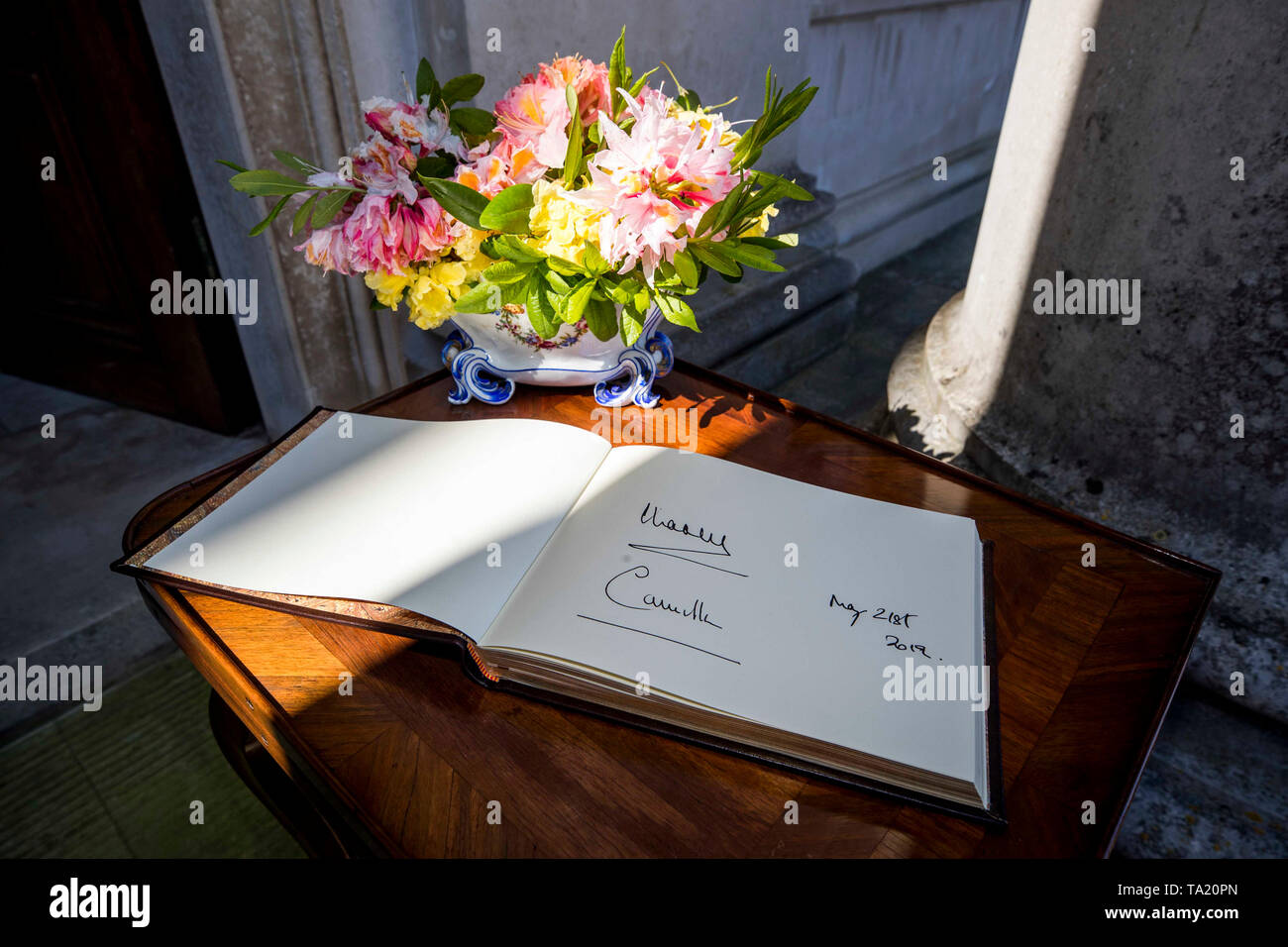 Polaroid guest book hi-res stock photography and images - Alamy