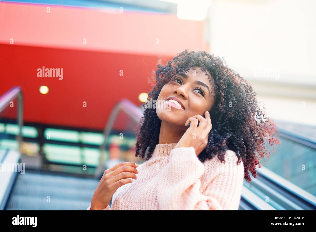 Black woman holding her phone hi-res stock photography and images - Alamy