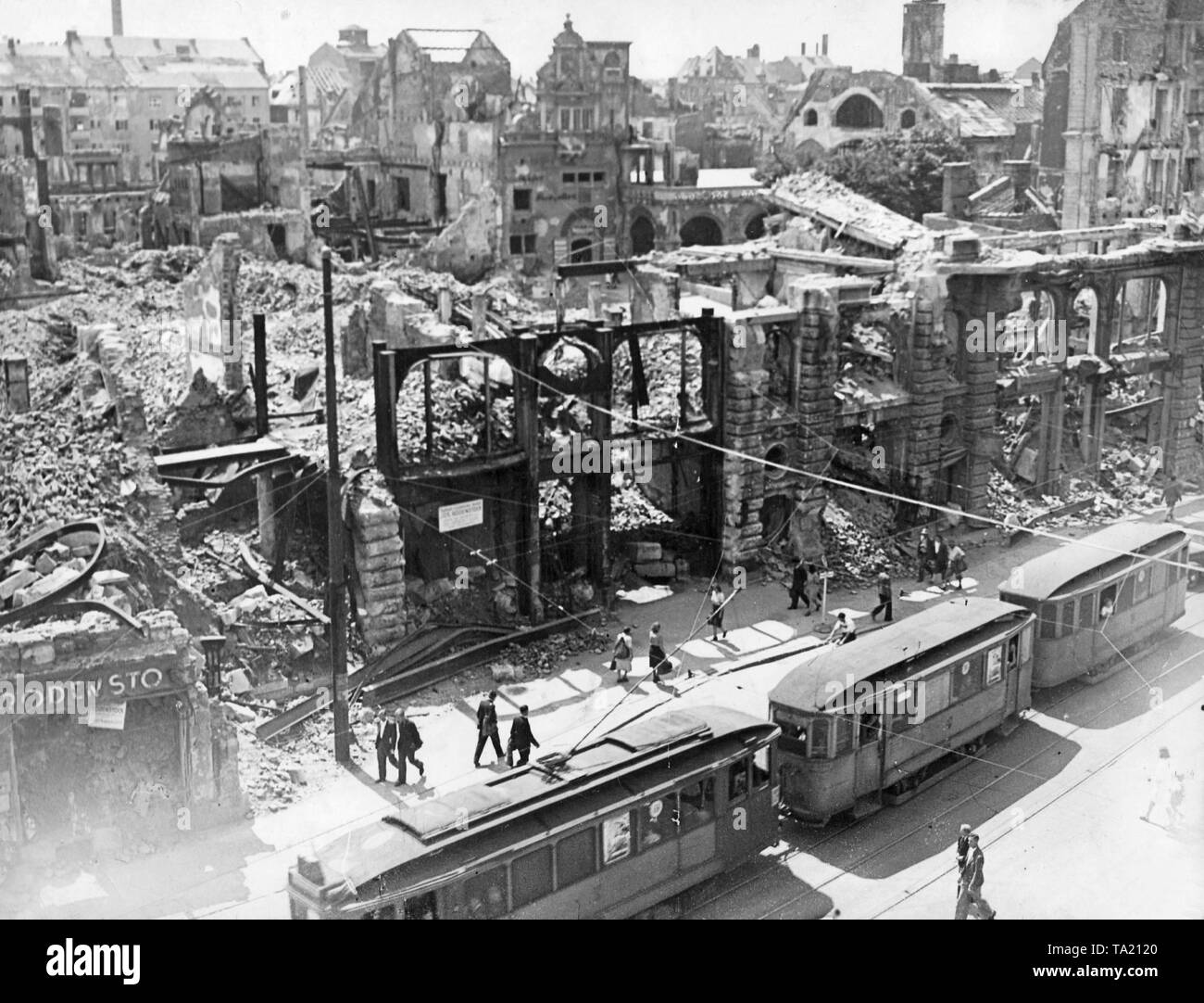 Ruins and debris in the Bayerstrasse after the Second World War, 1945 Stock Photo