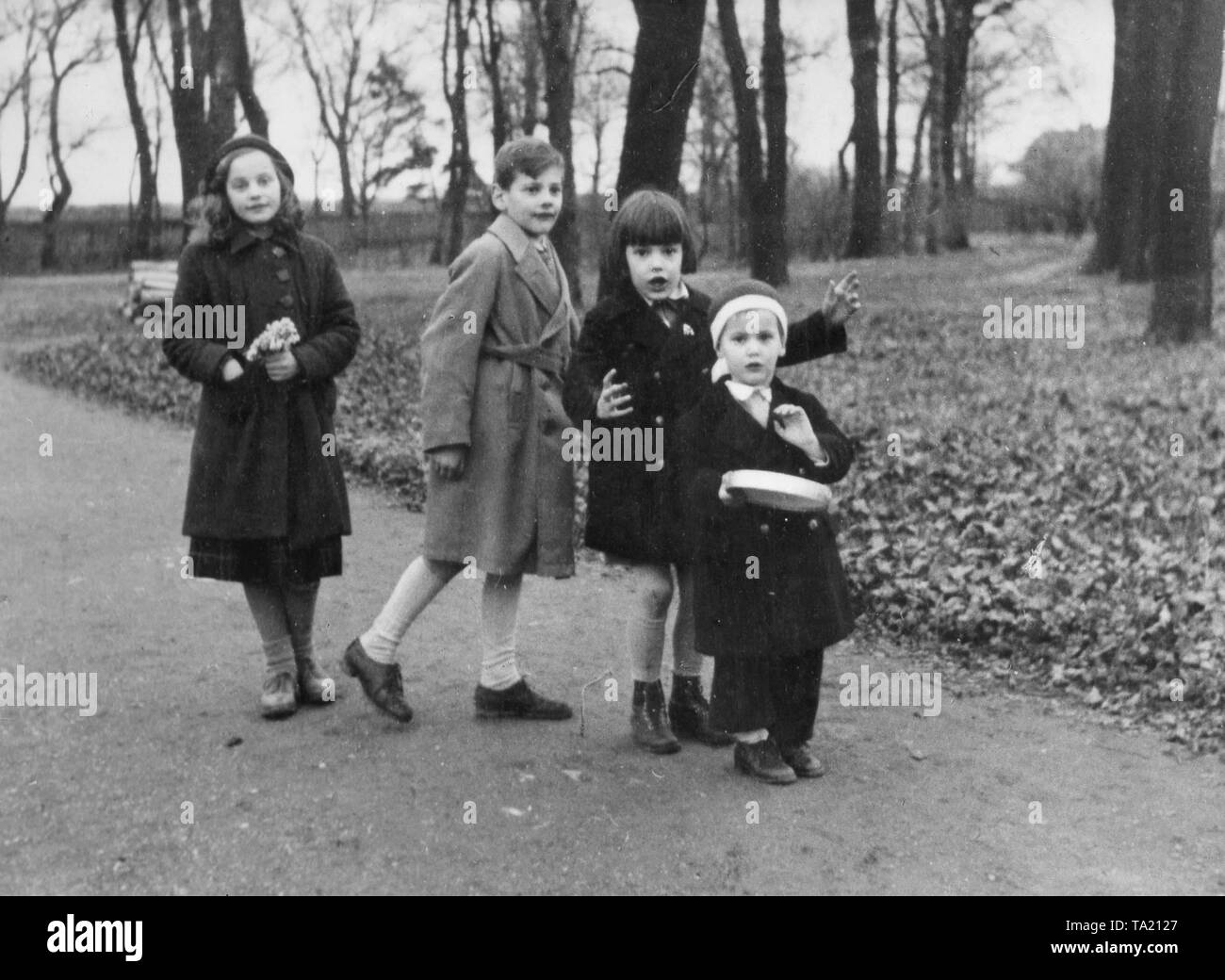 From left to right: the actress Maria Schell, the actor Maximilian Schell, Immy Schell and Carl Schell, the mid 1930s Stock Photo