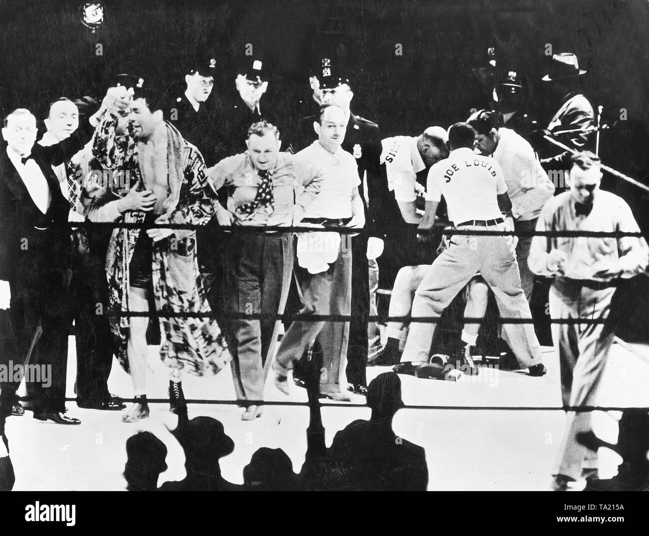 German boxer Max Schmeling (on the left) wins the world championship match against the American Joe Louis at the Yankee Stadium in New York on June 19. 1936. Scene from the Tobis documentary film 'A German victory' (Ein deutscher Sieg) Stock Photo