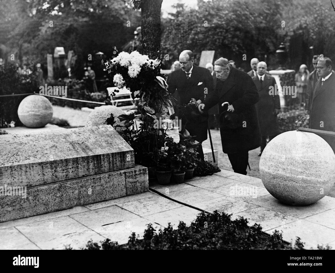 During the visit of a French government delegation in Berlin, the French Foreign Minister Aristide Briand and the French Ambassador in Berlin Henri-Francois Poncet visit the grave of Foreign Minister Gustav Stresemann in the Luisenstaedtischer cemetery. Stock Photo