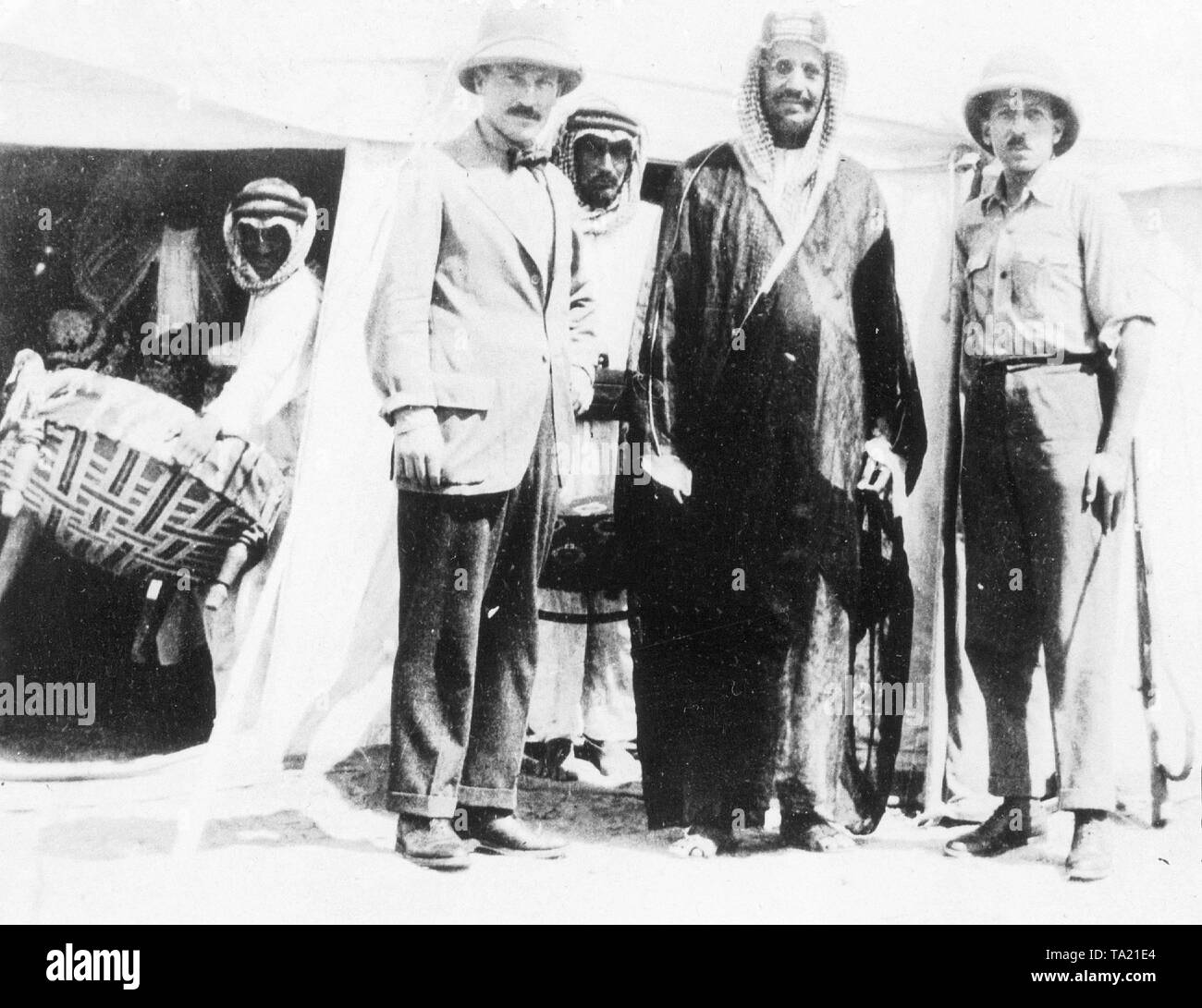 Abdul-Aziz III Ibn Saud, founder of the Wahhabis Empire and from 1932 the first King of Saudi Arabia, here in 1928 along with British oil experts who negotiated monopoly contracts for drilling concessions for their companies. He is also known under the name Abdulaziz III Ibn Saud of Saudi Arabia. Stock Photo