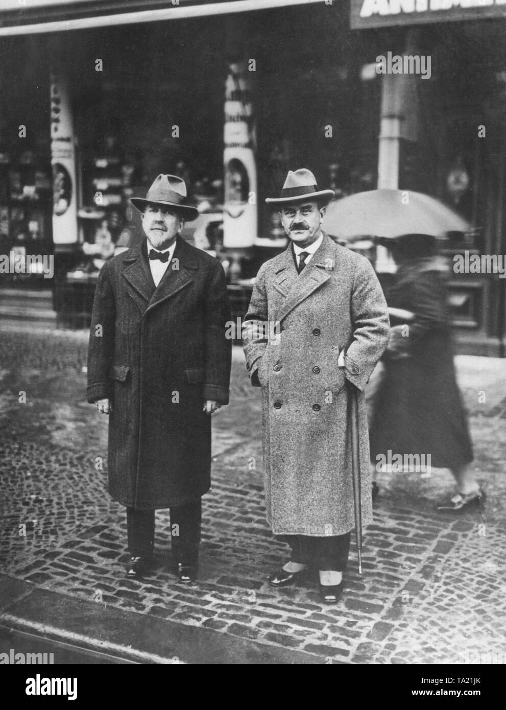 Heinrich with his brother Thomas Mann in Berlin in front of the 'Anhalter Bahnhof'. Stock Photo
