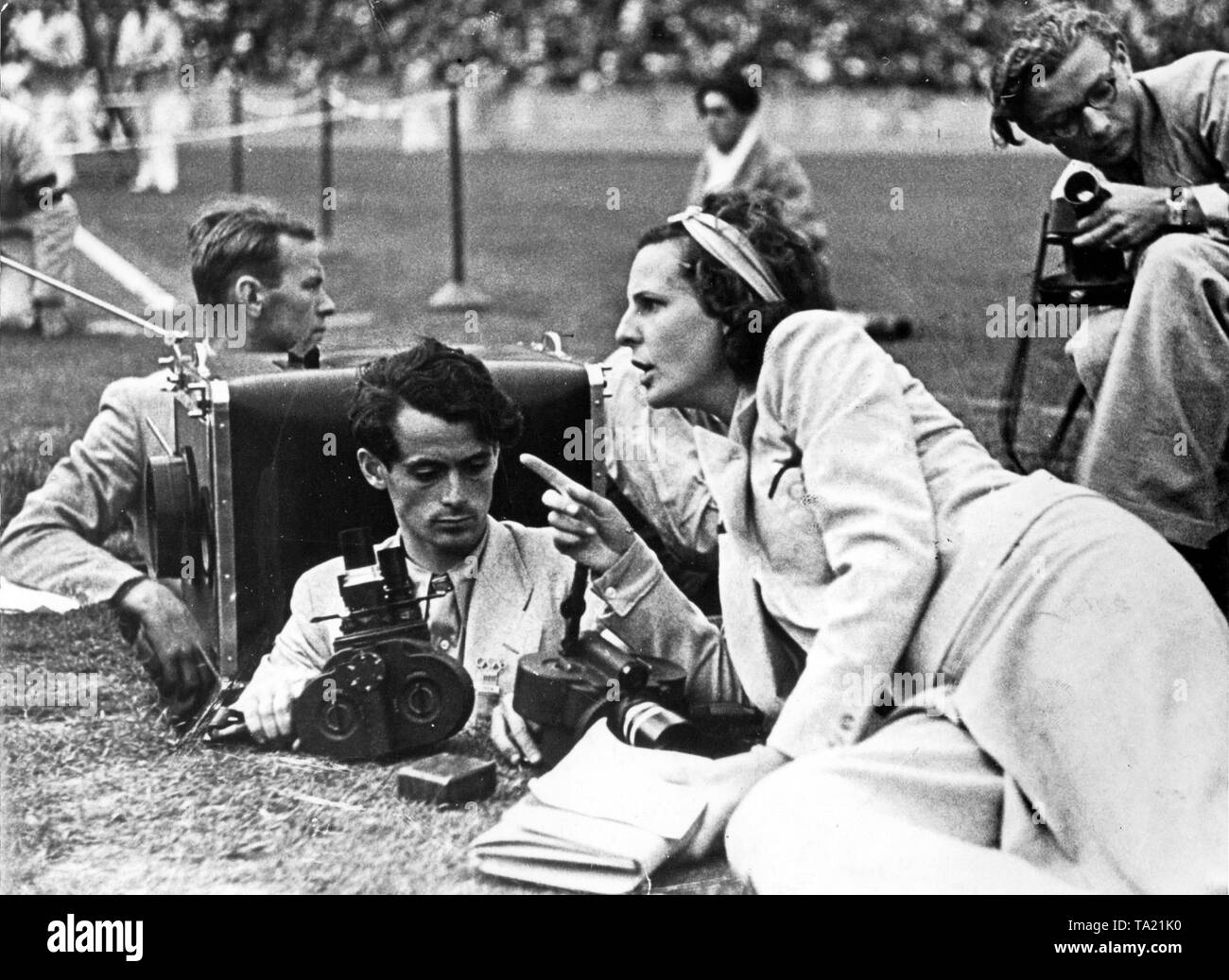 Leni Riefenstahl overlegt met cameraman in het stadion