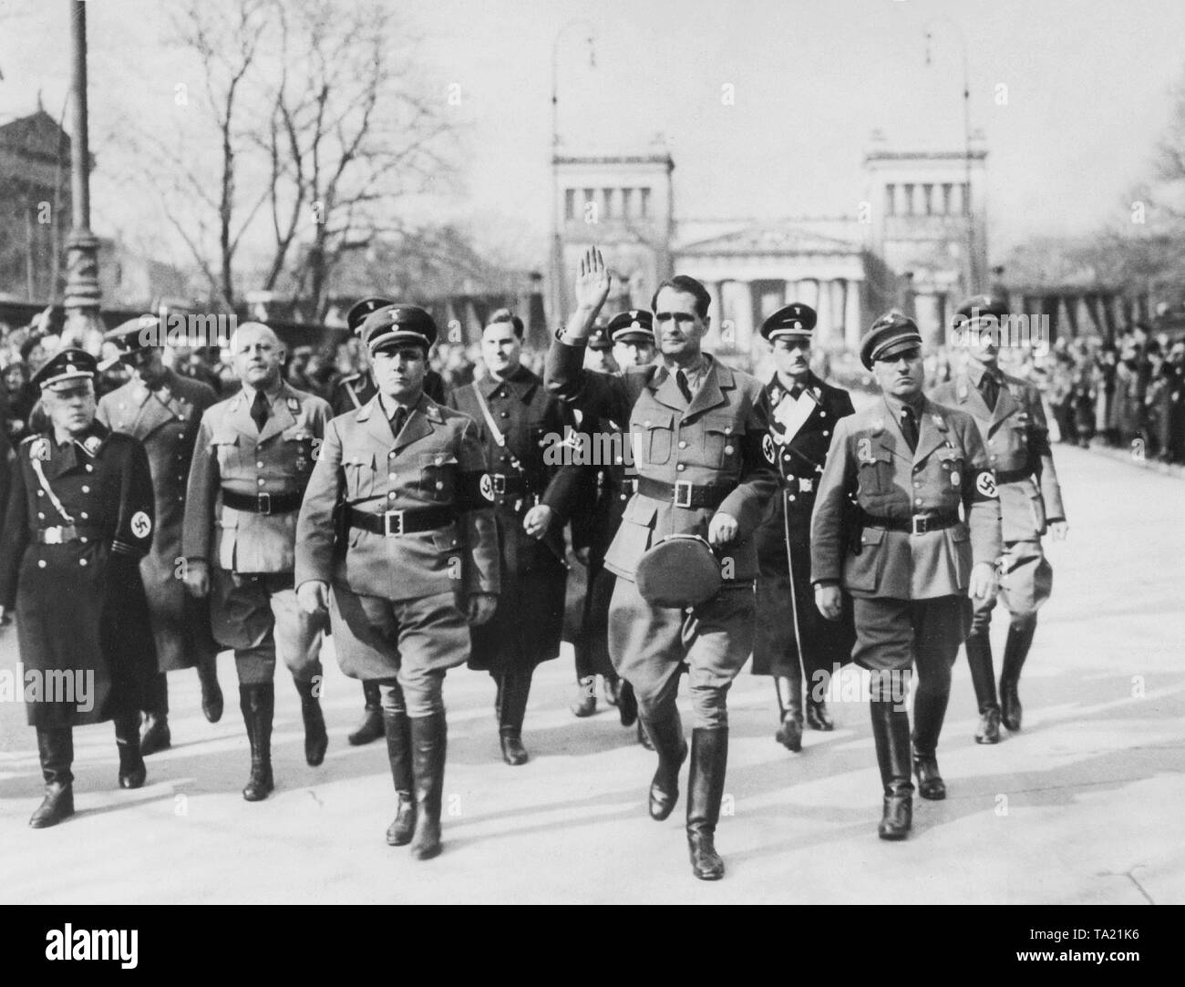 Rudolf Hess on the Koenigsplatz in Munich. On his right Robert Ley, at left Martin Bormann, far left Max Amann. Between Bormann and Hess in the second row Baldur von Schirach. In the background, the Propylaea. Stock Photo