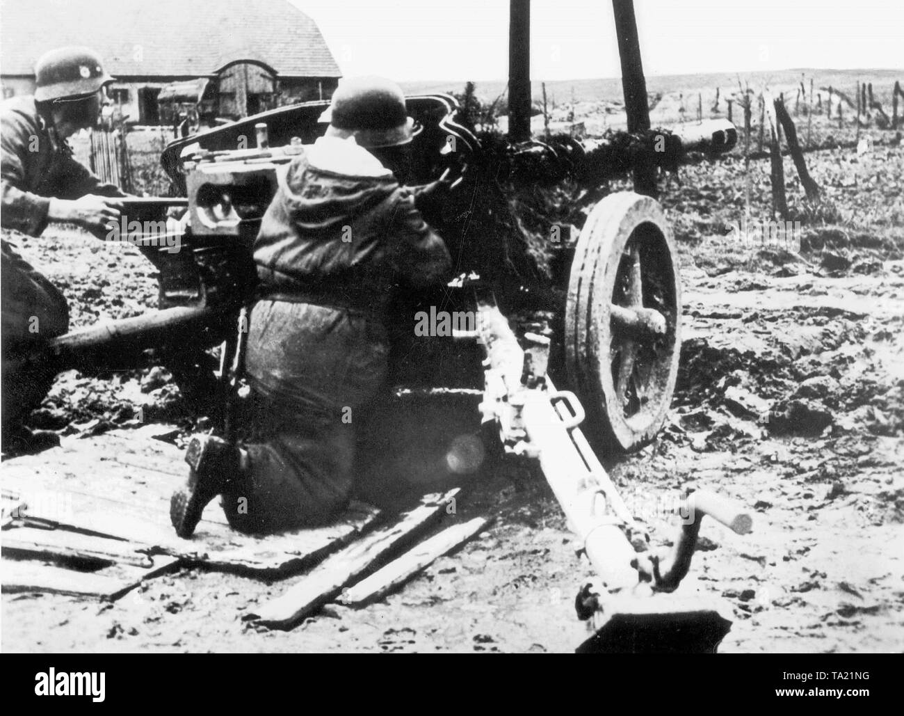 Soldiers with an antitank gun at the Eastern Front, expecting a Soviet