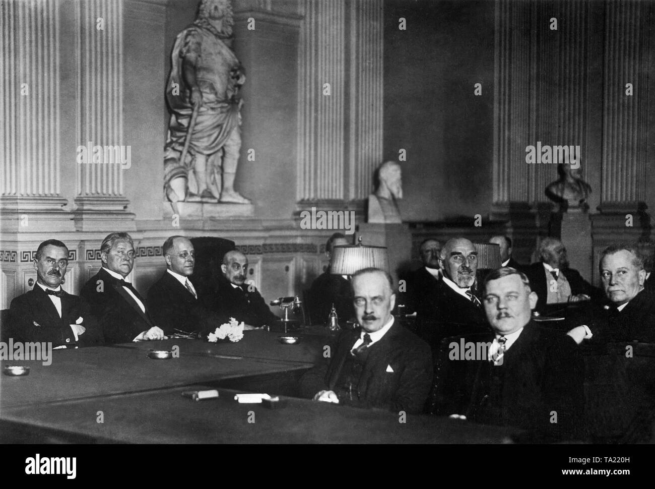 Opening of the section of poetry in the Prussian Academy of Arts in Berlin. The photo shows at the rear consultation table (from left) Thomas Mann, Hermann Stehr, the Minister of Science, Art and Education, Dr. Becker and the President of the Academy of Arts Max Liebermann. Stock Photo