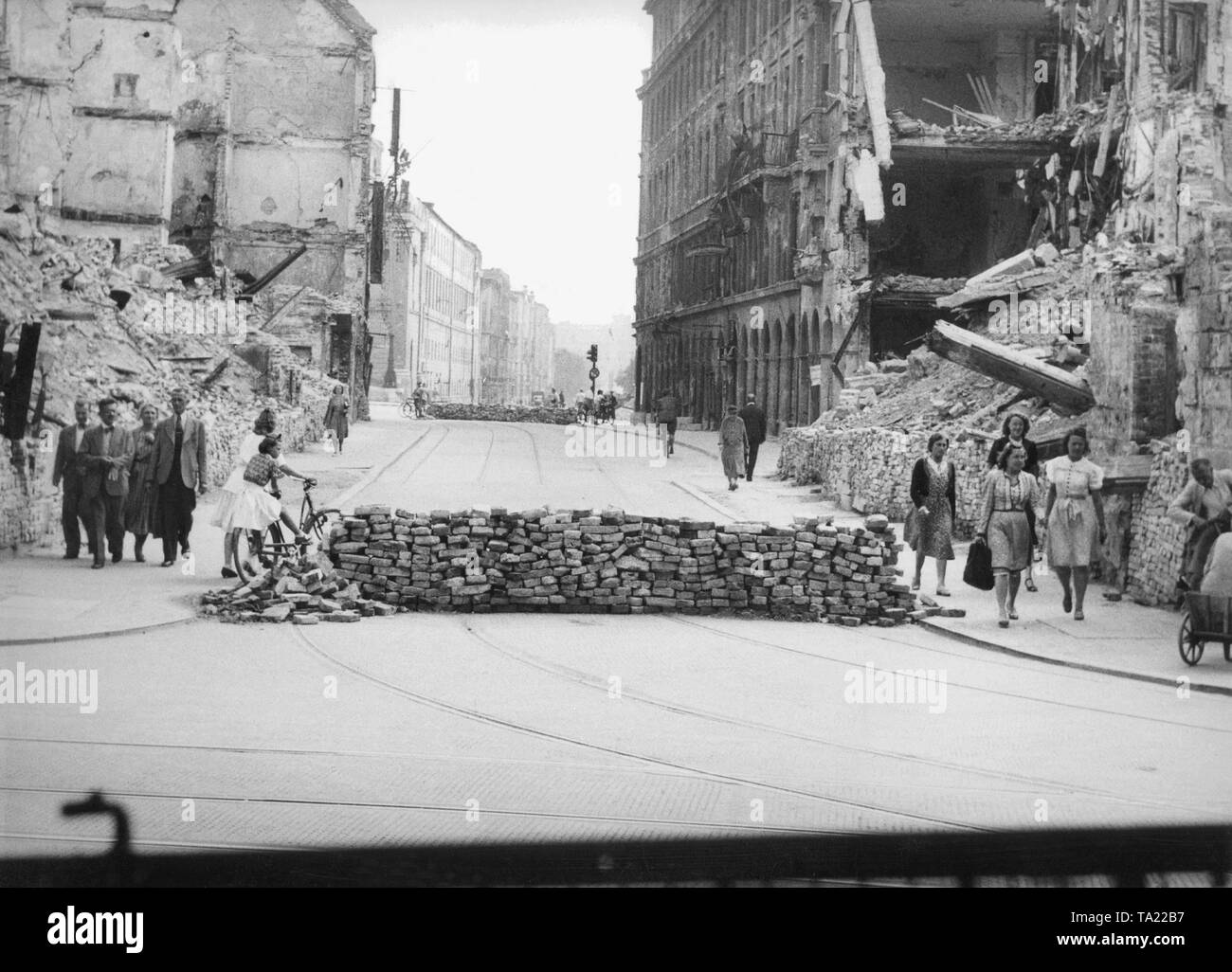 World War II - ruined cities: postwar period in Munich in 1945, Theatinerstrasse corner Perusastrasse with tank traps. View from here on the Maximilianstrasse. Left in the middle you can see a part of the destroyed National Theatre, at right is now the famous Franziskaner, left at the corner the Stoeckelhaus. Stock Photo