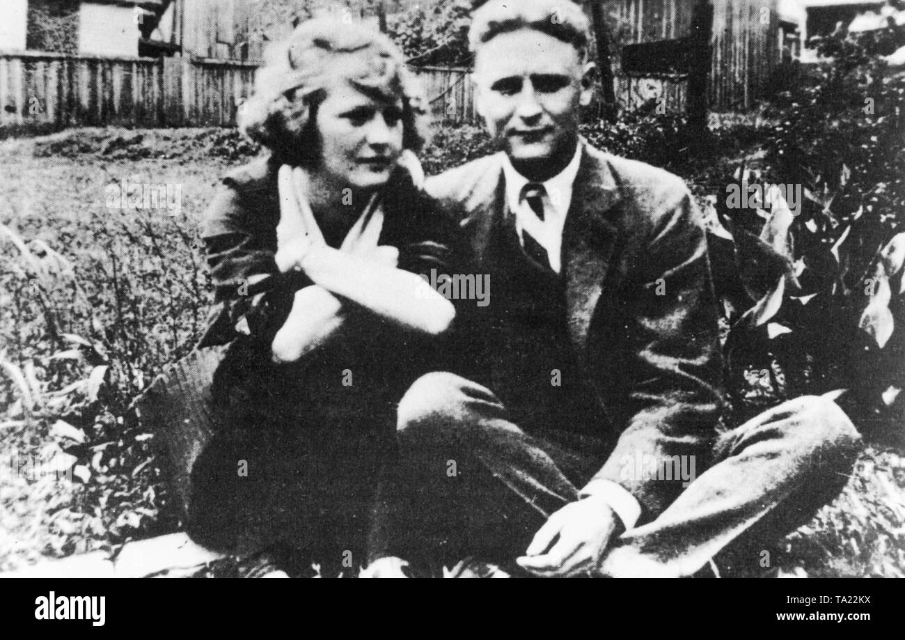 The American writer F. Scott Fitzgerald and Zelda Sayre, whom he married a year later, sitting in the front yard of her parents' home in Montgomery, Alabama. Stock Photo