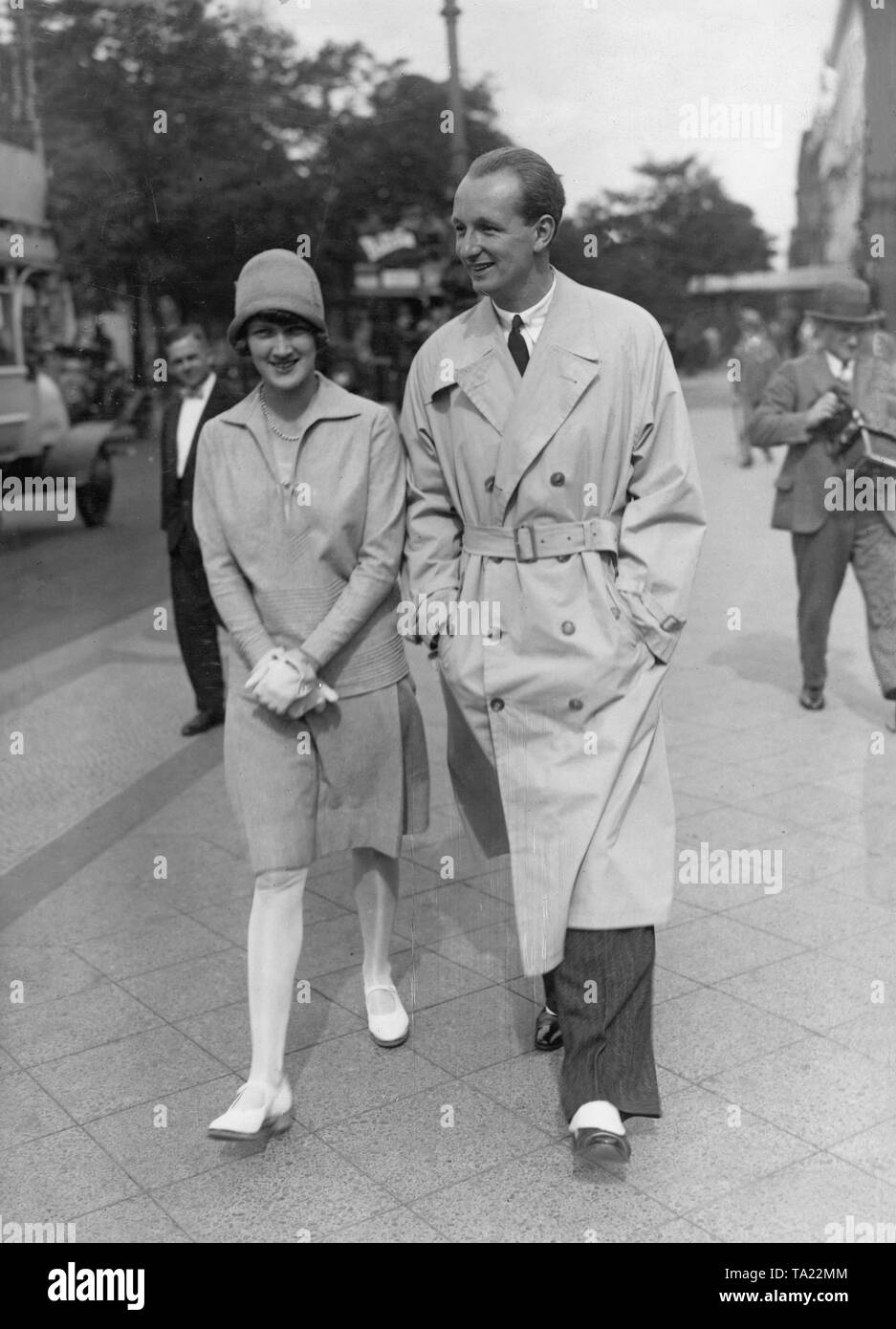 Son of Gerhart Hauptmann, Benvenuto Hauptmann with his future wife Elisabeth Auguste Victoria Hermione Princess of Schaumburg-Lippe. The bride and groom walk on the boulevard Unter den Linden in Berlin, Germany (undated picture) Stock Photo