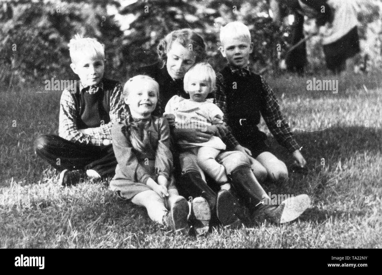 Wife of Reinhard Heydrich, Lina Heydrich with their four children, 1944 Stock Photo