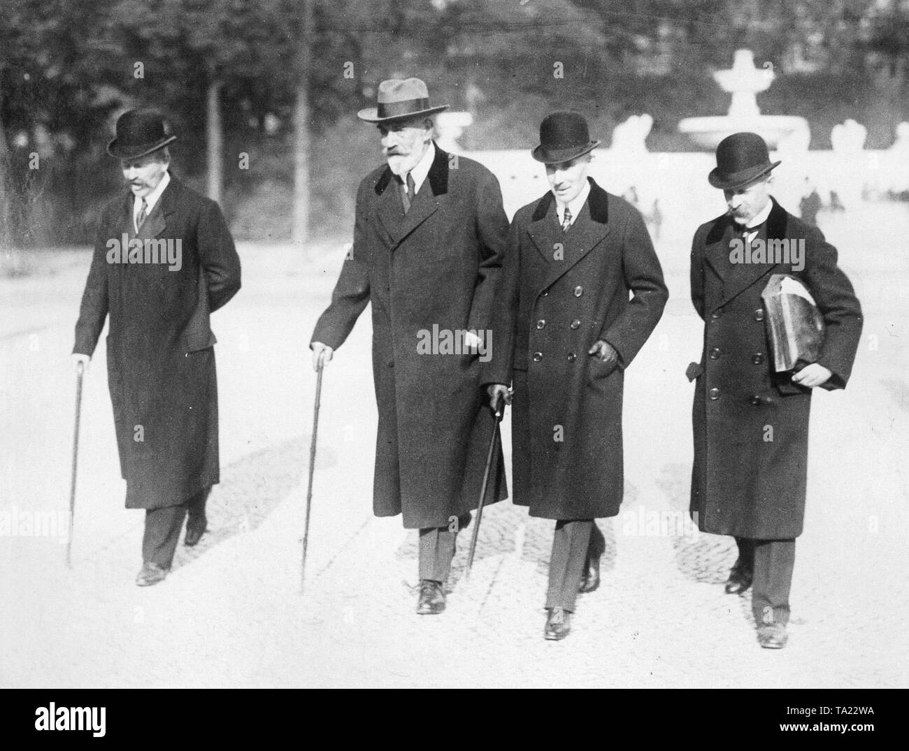 The former Foreign Secretary Arthur Zimmermann, the former Chancellor Theobald von Bethmann-Hollwegand the former Secretary of State Karl Helfferich and a companion who carries the file documents (from left) are on the way to the investigation committee to consider the possibilities for peace. Stock Photo