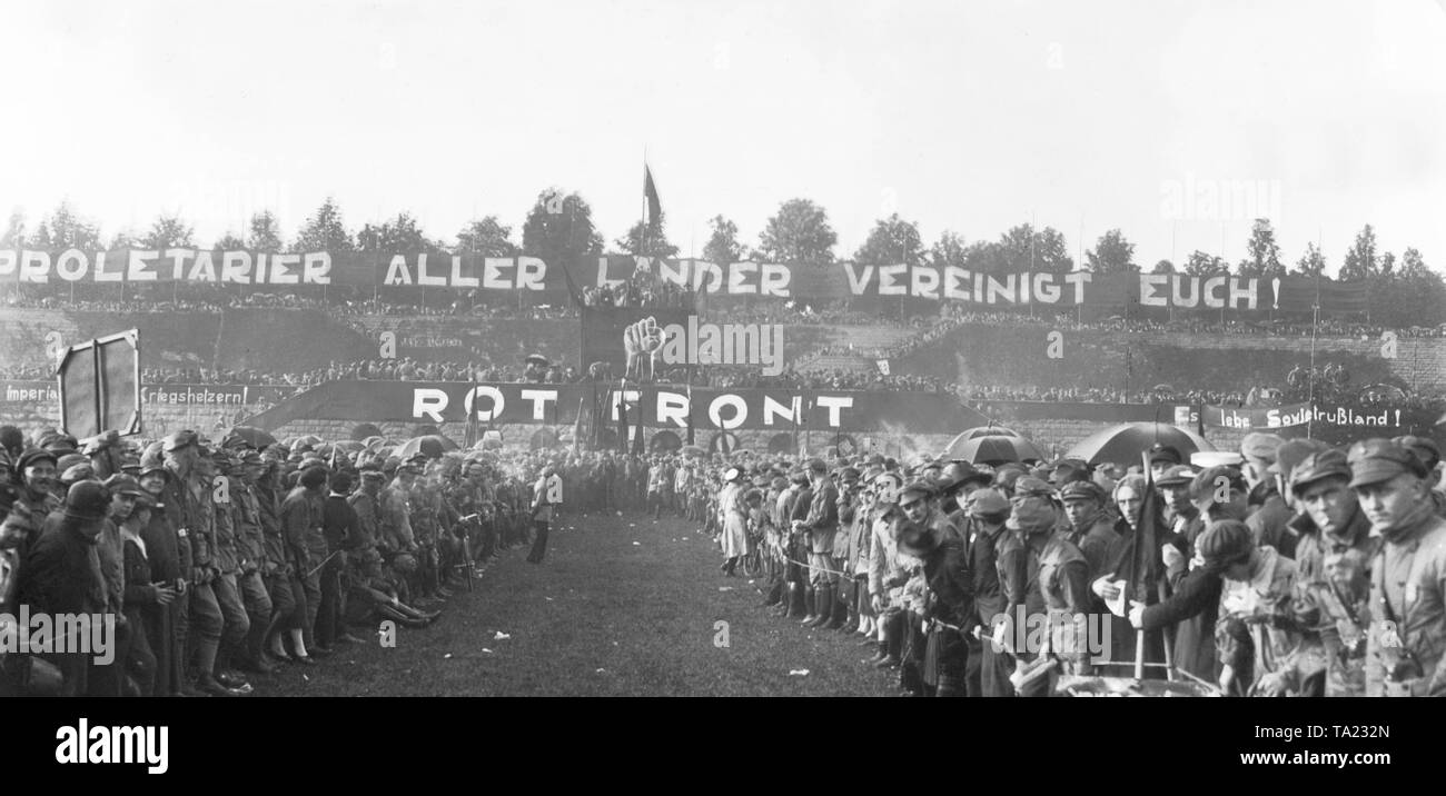 Members of the Roter Frontkaempferbund (RFB) celebrate the Red Front