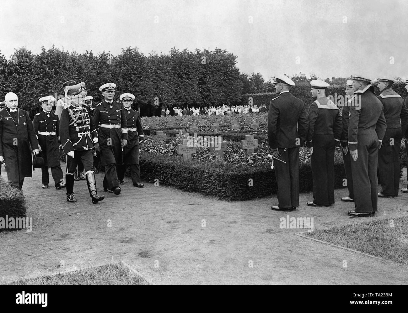 Field Marshal August von Mackensen (3rd from left) in the uniform of the Danzig Death's Head Hussars visits the cemetery of honor in Wilhelmshaven to honor the fallen marines of the First World War. In the foreground there is a honor delegation of the Navy, in the background you can see the graves of the Ehrenfriedhof (Honour Cemetery). Stock Photo