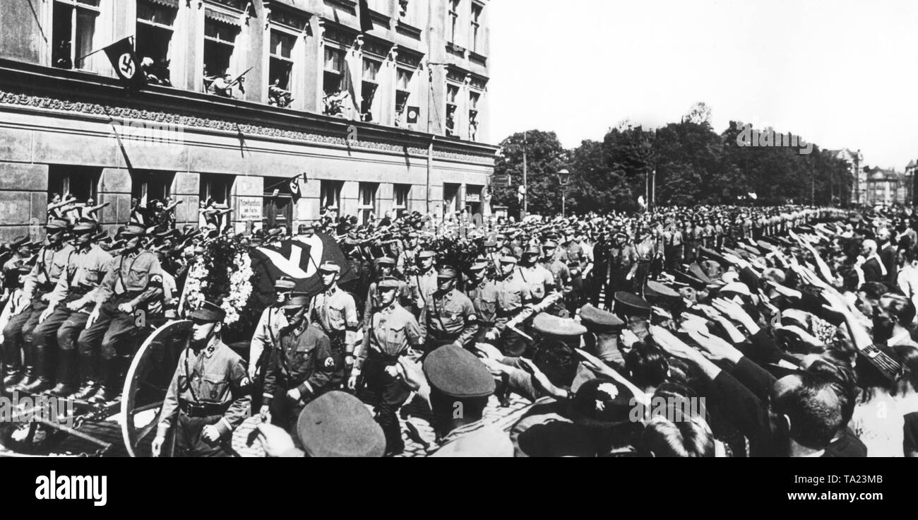 SS member Guenter Deskowski dies in an attack by the National Socialists at a meeting of the German National People's Party in the Josephshaus in Gdansk. Photo of the funeral procession of the National Socialists through Gdansk. The funeral was attended by the Chief of Staff Viktor Lutze, Gauleiter Albert Forster and Deputy of the Senate Artur Greiser. In the photo the mourners, consisting of SA, SS and NSDAP party members, who honor the dead with the Hitler salute, which is the expression of their National Socialist attitude. This was followed by a state funeral at the St. Barbara Cemetery. Stock Photo