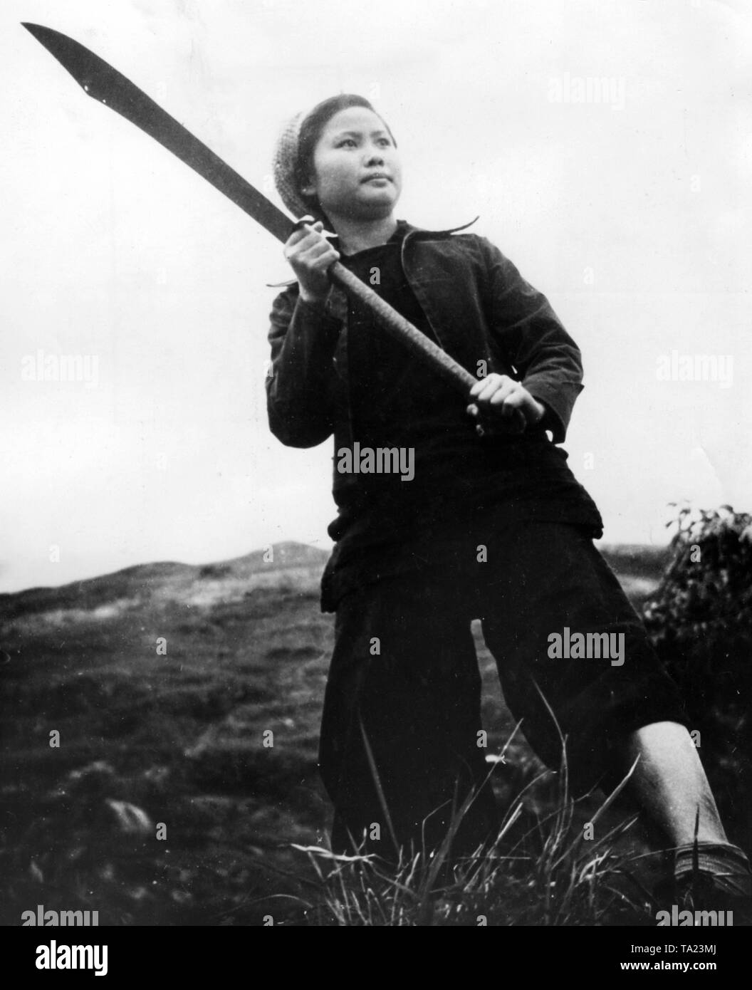 Miss Tam Tai-Mem, a Chinese soldier in the district Chungshan / Chung Shan in the South of China close to Macao. The traditional armed Chinese troops defend themselves against the well equiped Japanese army. Stock Photo