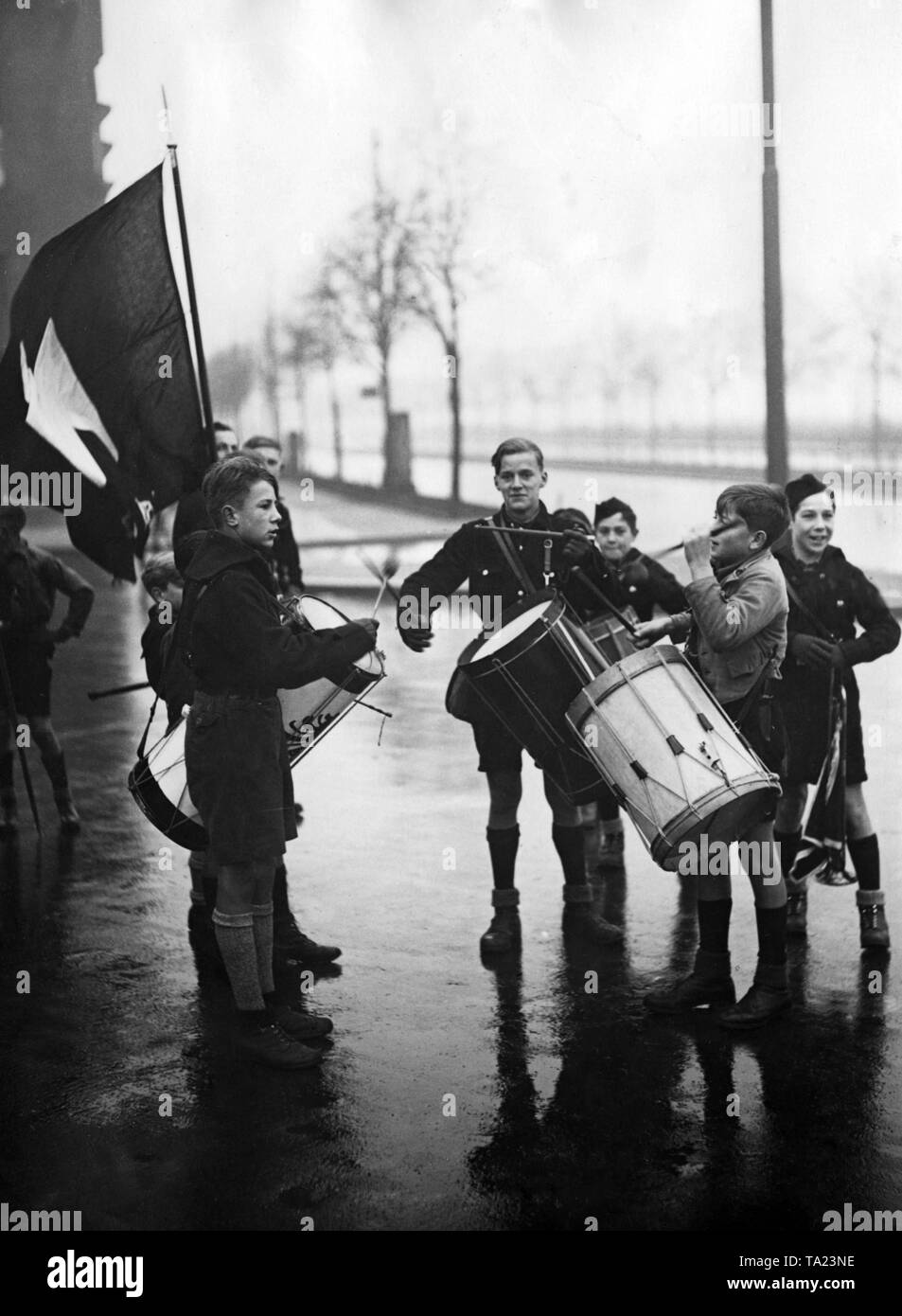 Members of the HJ-Jungvolk advertise with drums for the Winterhilfswerk. Stock Photo
