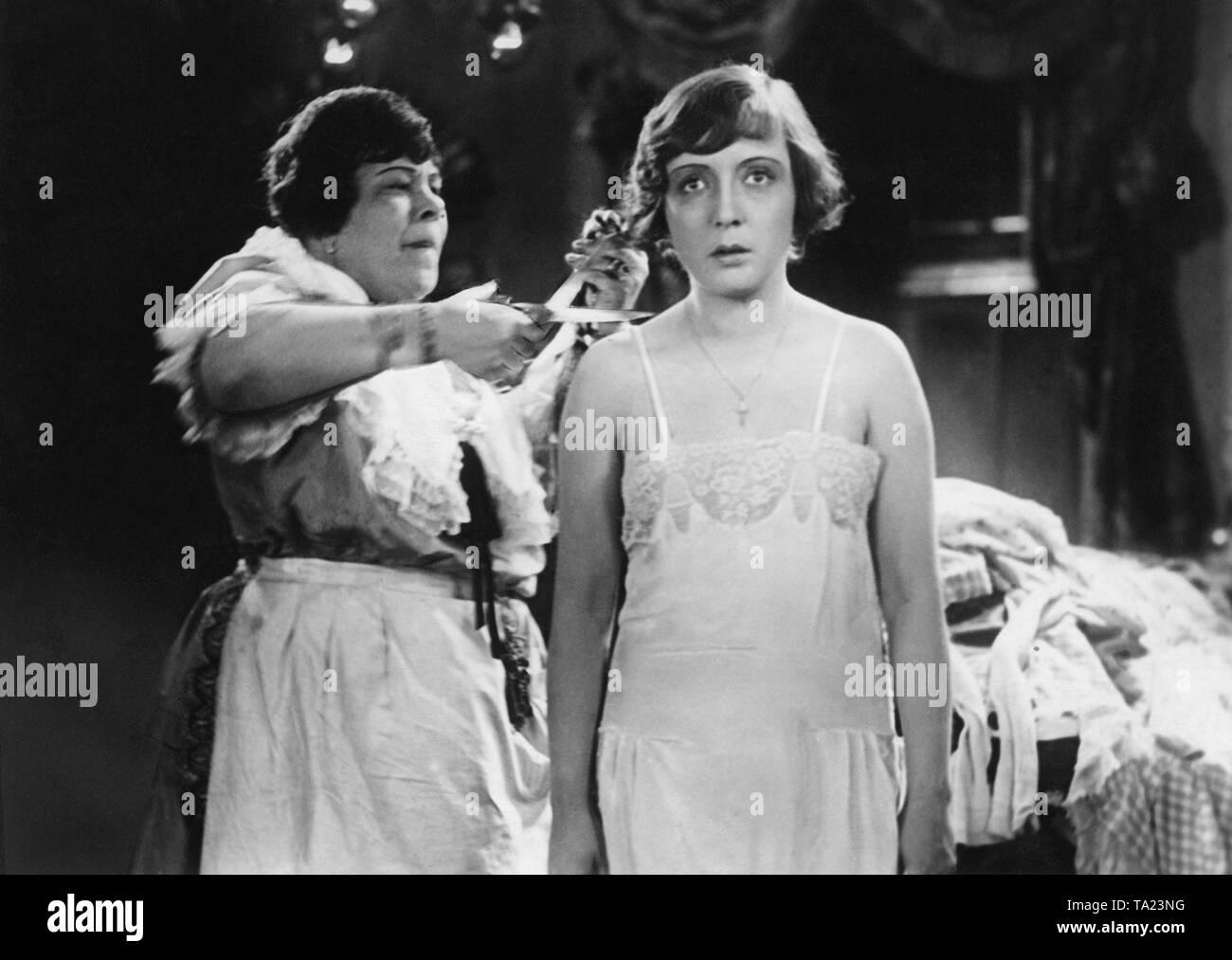 Dita Parlo (r.) and Lydia Tridenskaja (l.) In the movie 'Melody of the Heart'. Parlo in the character of Julia Balog gets a new haircut, a bob. Stock Photo