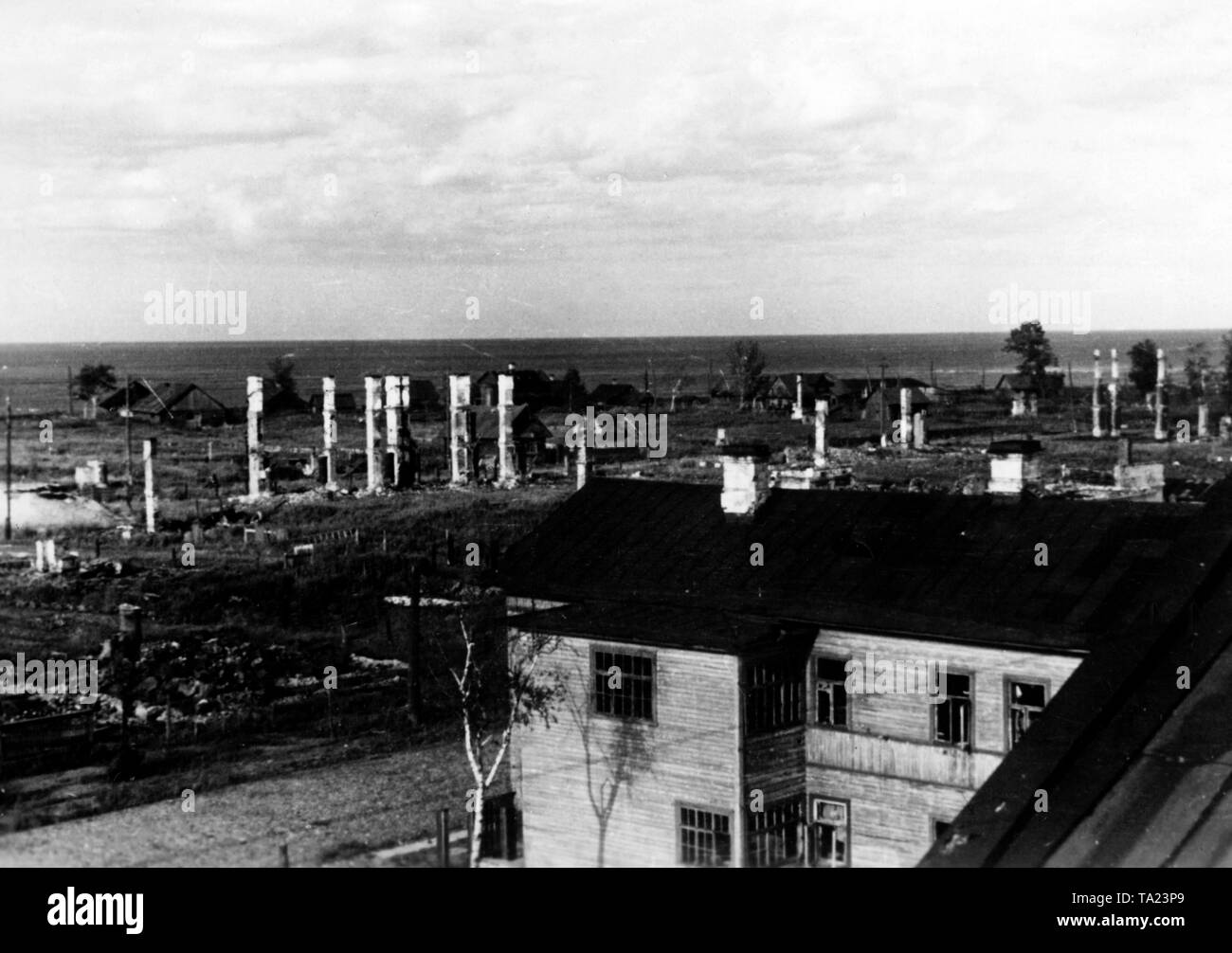In a village on the southern shore of Lake Ladoga, only the stone chimneys remained partly intact. The rest of the houses were completely burned down by artillery fire. At the end of the first Battle of Lake Ladoga (27.08.1942-02.10.1942), neither of the two war parties could achieve their goals. Photo of the Propaganda Company (PK): war correspondent Manthey. Stock Photo