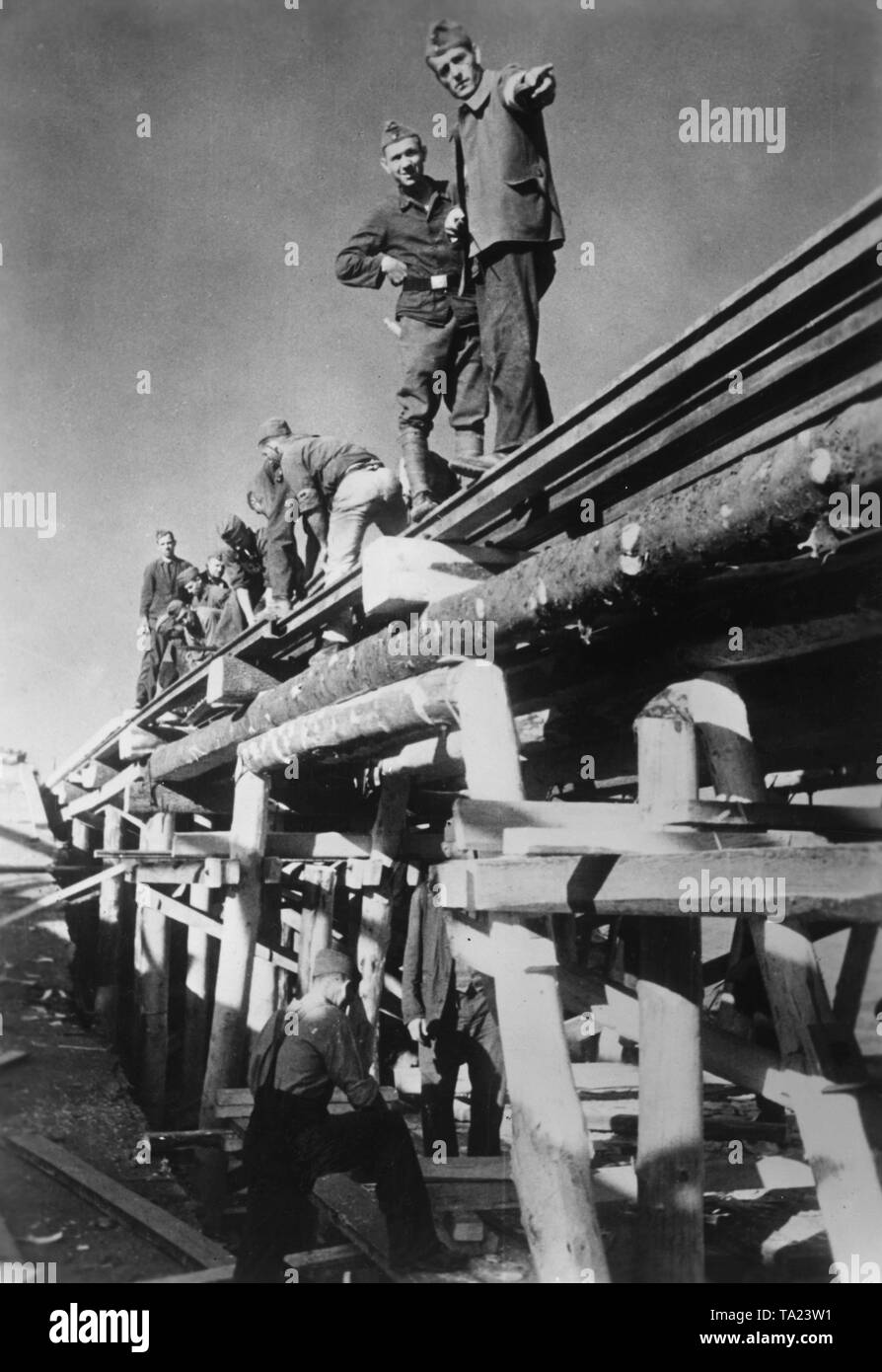Workers of the Todt Organization are building a bridge on the Eastern Front in the Soviet Union. Todt Organization War reporter: Maier. Stock Photo