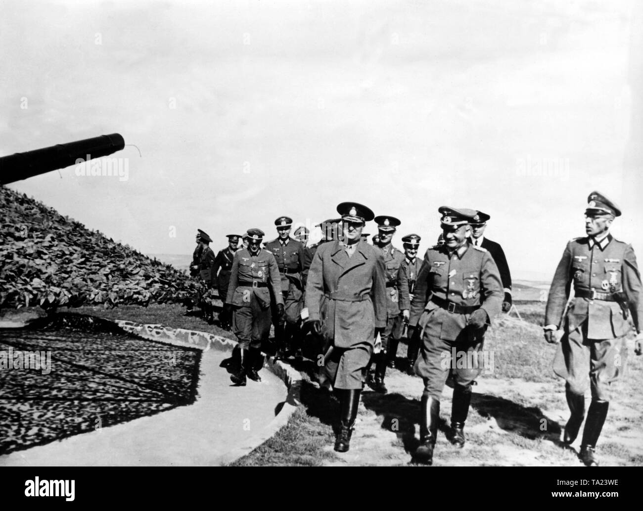 Under the guidance of the inspector of the West fortifications and the commander of an infantry division, Romanian officers, among them division general Nicolae Scarlat Stoenescu (front left) and bearer of the Knight's Cross of the Iron Cross brigadier- general Korne (behind), visit the fortifications of the Atlantic Wall. Photo of the Propaganda Company (PK): war correspondent Zoll Stock Photo