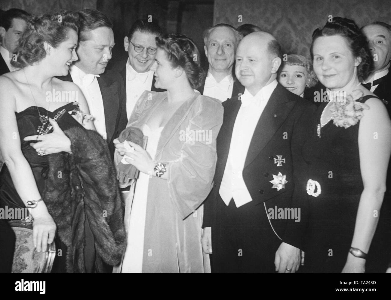 Olga Chekhova (left), Hans Brausewetter (2nd from left), Paula Wessely (middle) and the President of the Reichsfilmkammer Oswald Lehnich (2nd from the right) at the Film Ball in Berlin Stock Photo