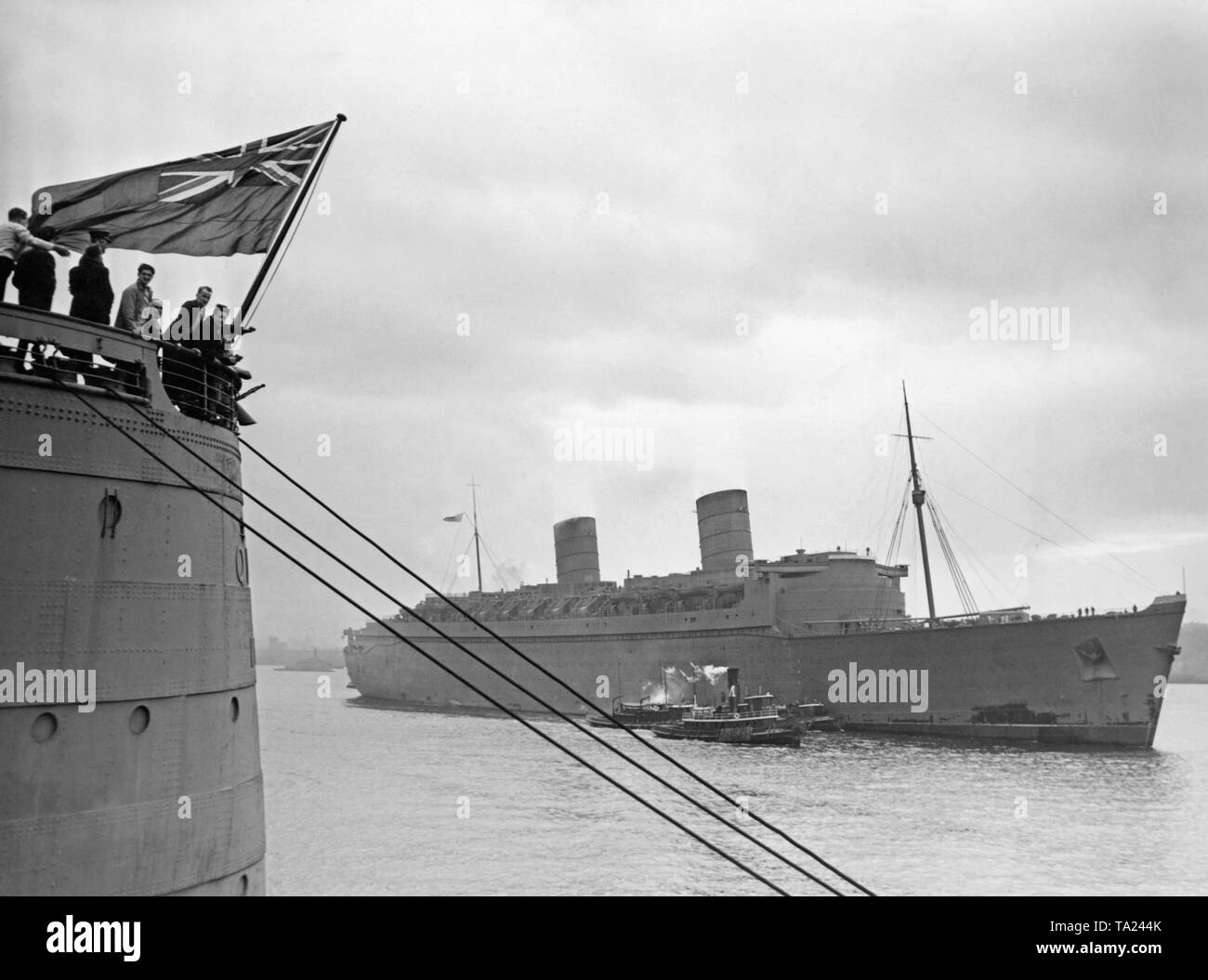 The sister ships "Queen Elizabeth" (r.) and "Queen Mary" (l.) in the harbor of New York. The two Cunard liners had been brought to New York to protect them from the danger of German submarine attacks. Later both ships served as troop ships for the Royal Navy. Stock Photo