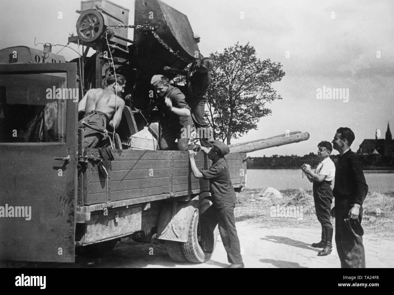 Men of the Todt Organization fasten their equipment on a truck for the continuation of their journey on the Eastern Front in the Soviet Union. War reporter: Guthausen. Stock Photo