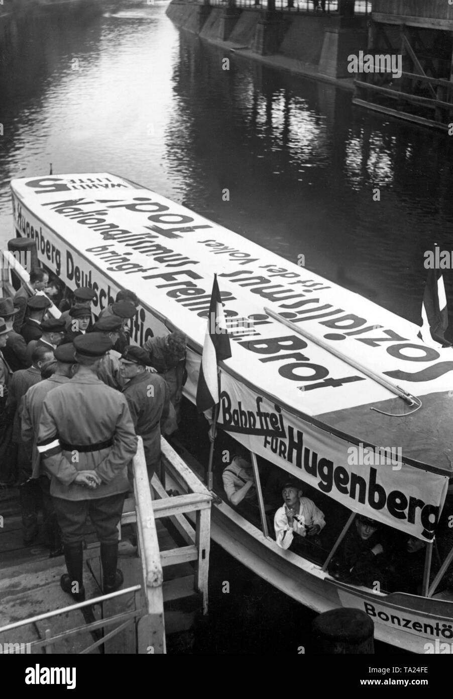Election propaganda trip of the Bismarck Youth. Here, the boat is floating on the Landwehrkanal at Halleschen Gate in Berlin. On the roof of the ship stands 'Nationalism brings freedom & bread. Socialism is the people's death ! 'And on its sideboard: 'Hugenberg German national' and ' Freeway for Hugenberg'. Stock Photo