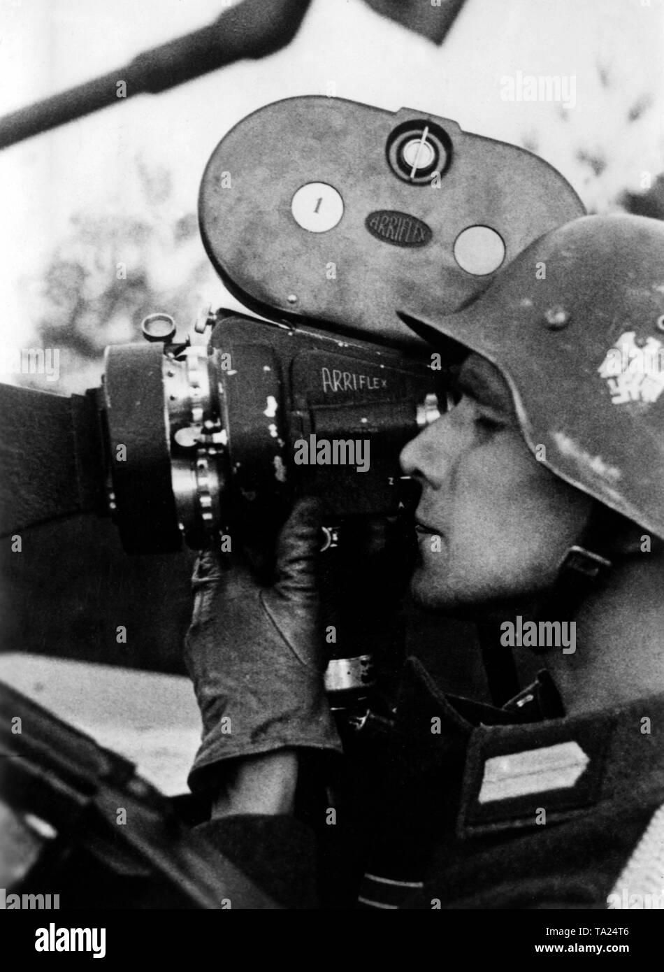 Close-up of a filming war correspondent of the Propaganda Company on the Eastern Front. Photo of the Propaganda Company (PK): war correspondent Lessmann Stock Photo