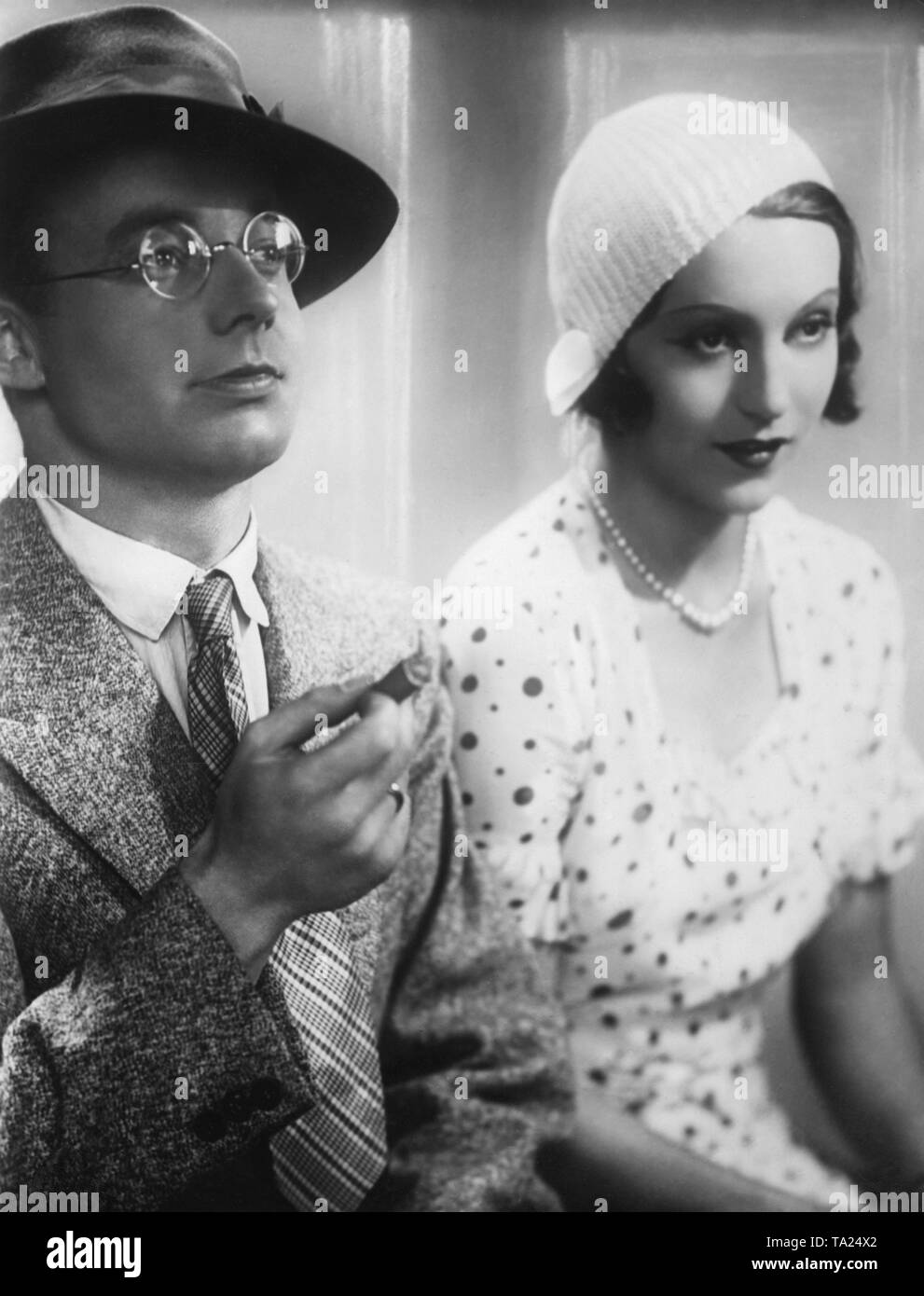 Bank clerk 30s hi-res stock photography and images - Alamy