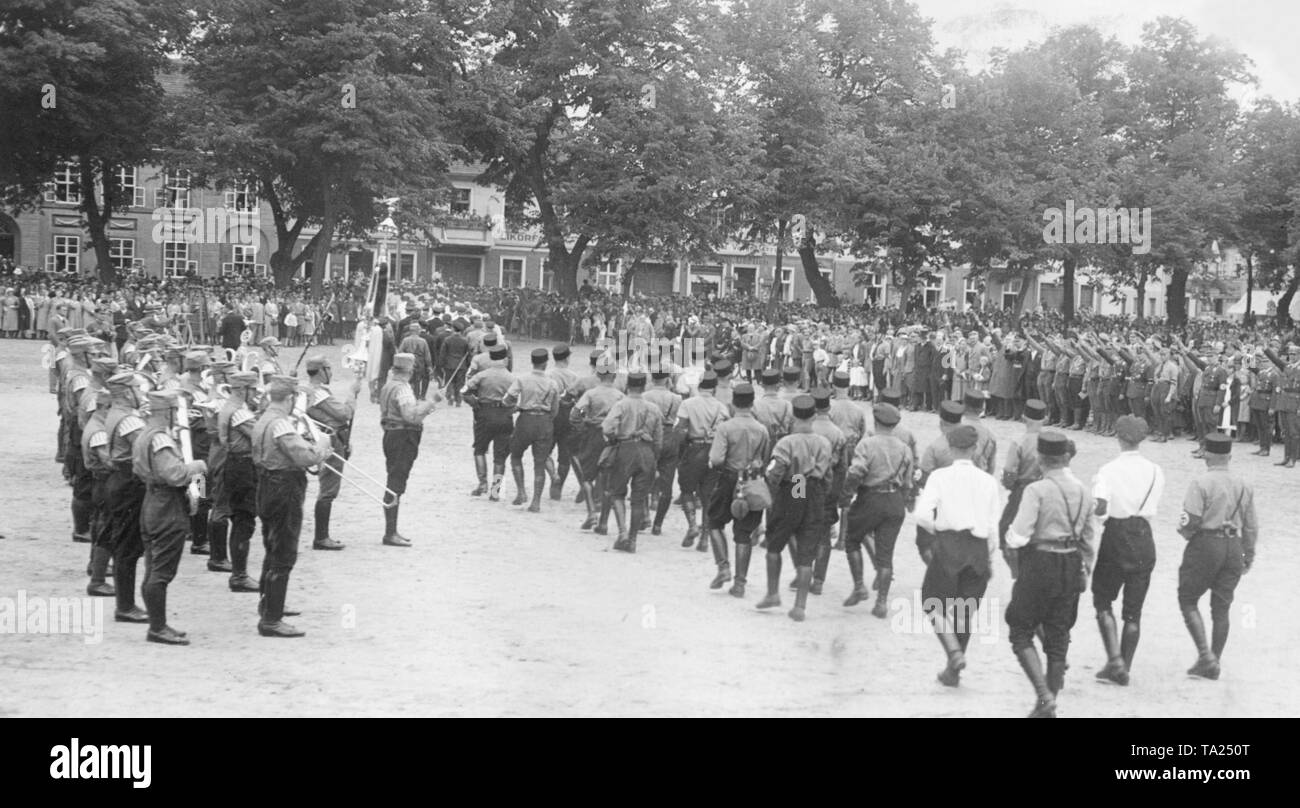 SA men from Berlin marching, among others, before the SA leader and later Berlin police president Wolf-Heinrich Graf von Helldorff. Stock Photo