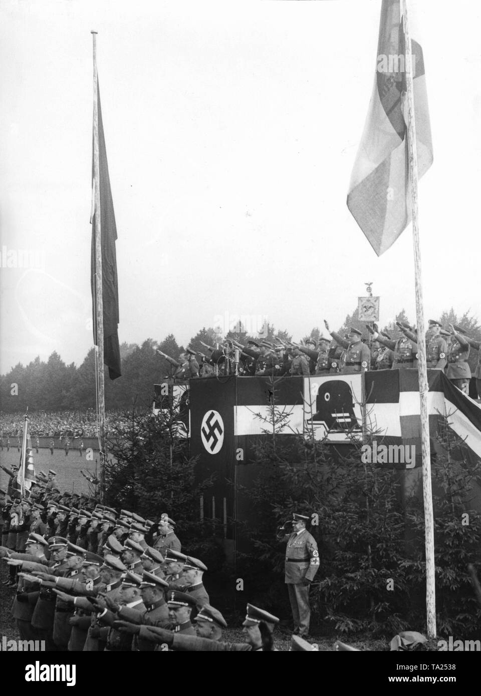 At a Reichsfuehrer roll call of the Stahlhelm at the Maschsee in Hanover, the participants greet the marching flagbearers. On the right on the pedestal, Franz Seldte. Stock Photo
