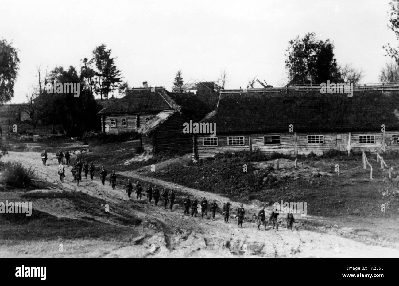 German foot soldiers marching through a village in the Demyansk Pocket. The Wehrmacht widened the corridor during the late summer und autumn 1942 and bulit a second supply route into the Pocket. Picture made by 'Kriegsberichter' Böhmer (accredited corrospondent/part of the propagando compamay) Stock Photo