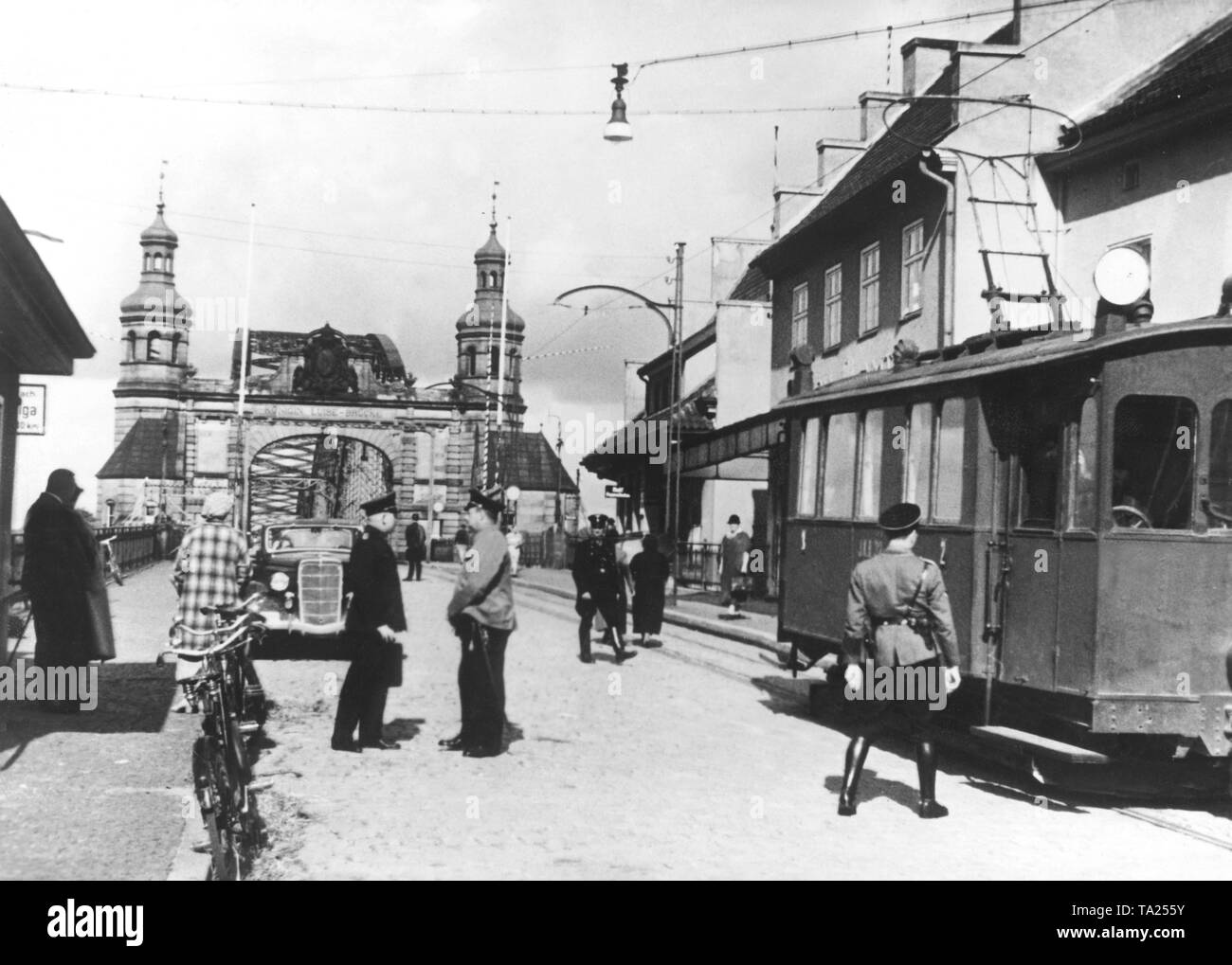 After the trade agreement between the German Reich and Lithuania the so-called small border traffic runs again over the Queen Louise bridge. Stock Photo