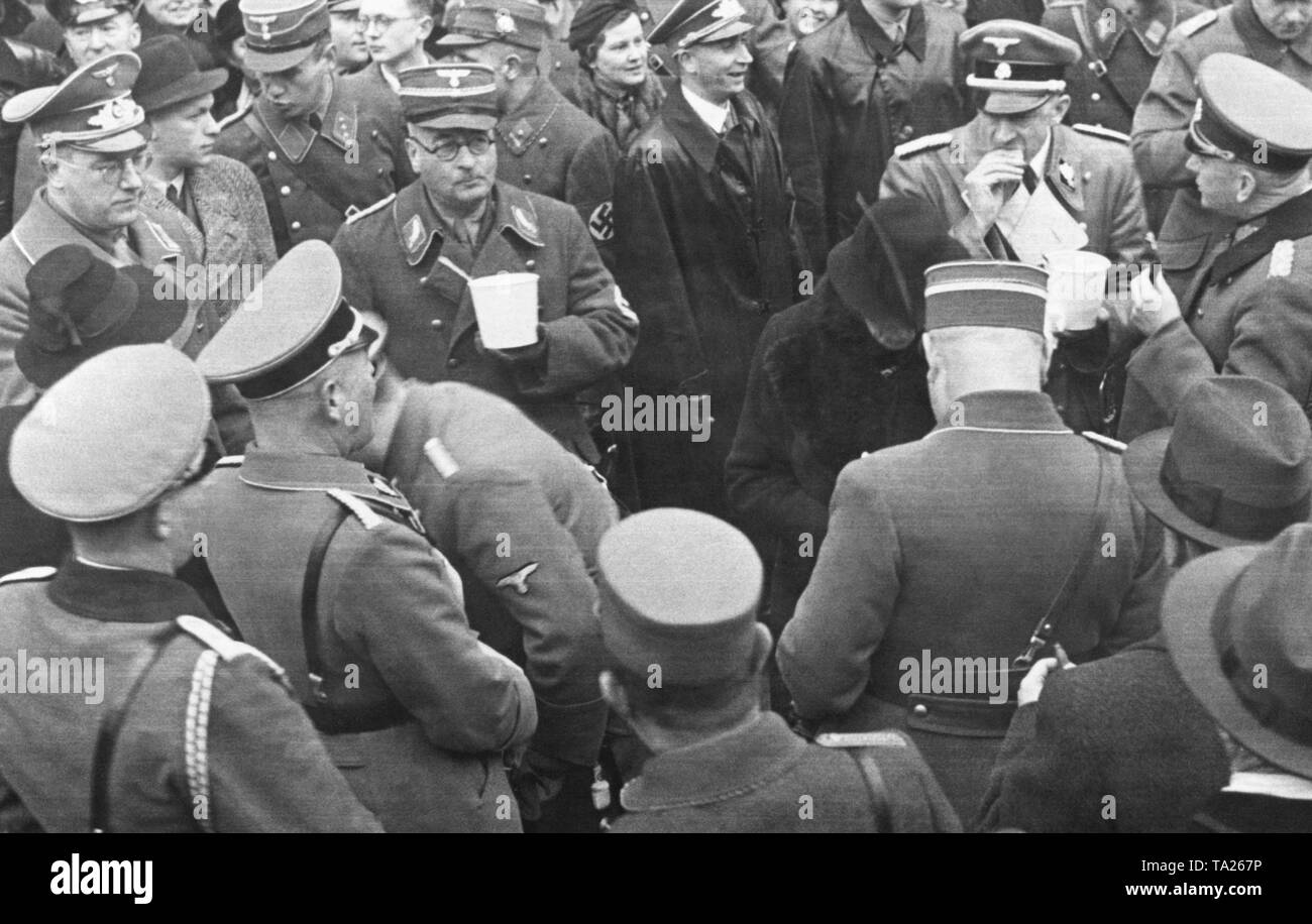 After the establishment of the Protectorate of Bohemia and Moravia, a stew event takes place at Wenceslas Square. From right to left: General Erich Friderici, State Secretary of the Reich Protectorate of Bohemia and Moravia Karl Hermann Frank, Deputy Mayor Josef Pfitzner and Kreisleiter Konstantin Hoess. Stock Photo