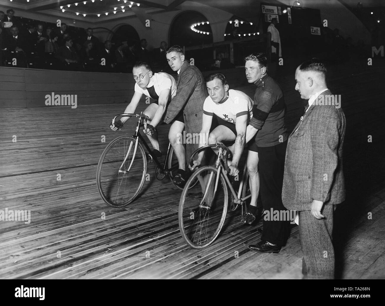 Two cyclists racing hi-res stock photography and images - Alamy